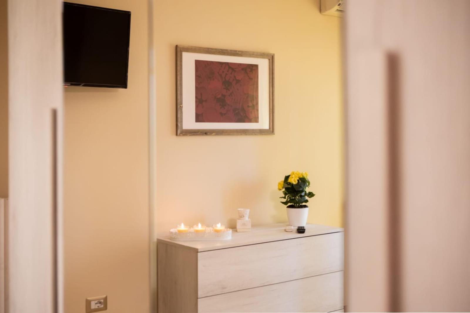 Double Room with Private Bathroom - Photo 18