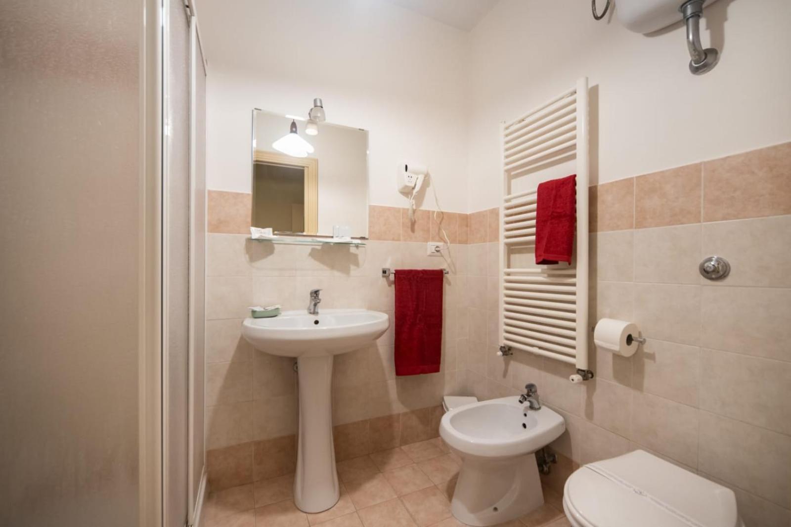 Double Room with Private Bathroom - Photo 9