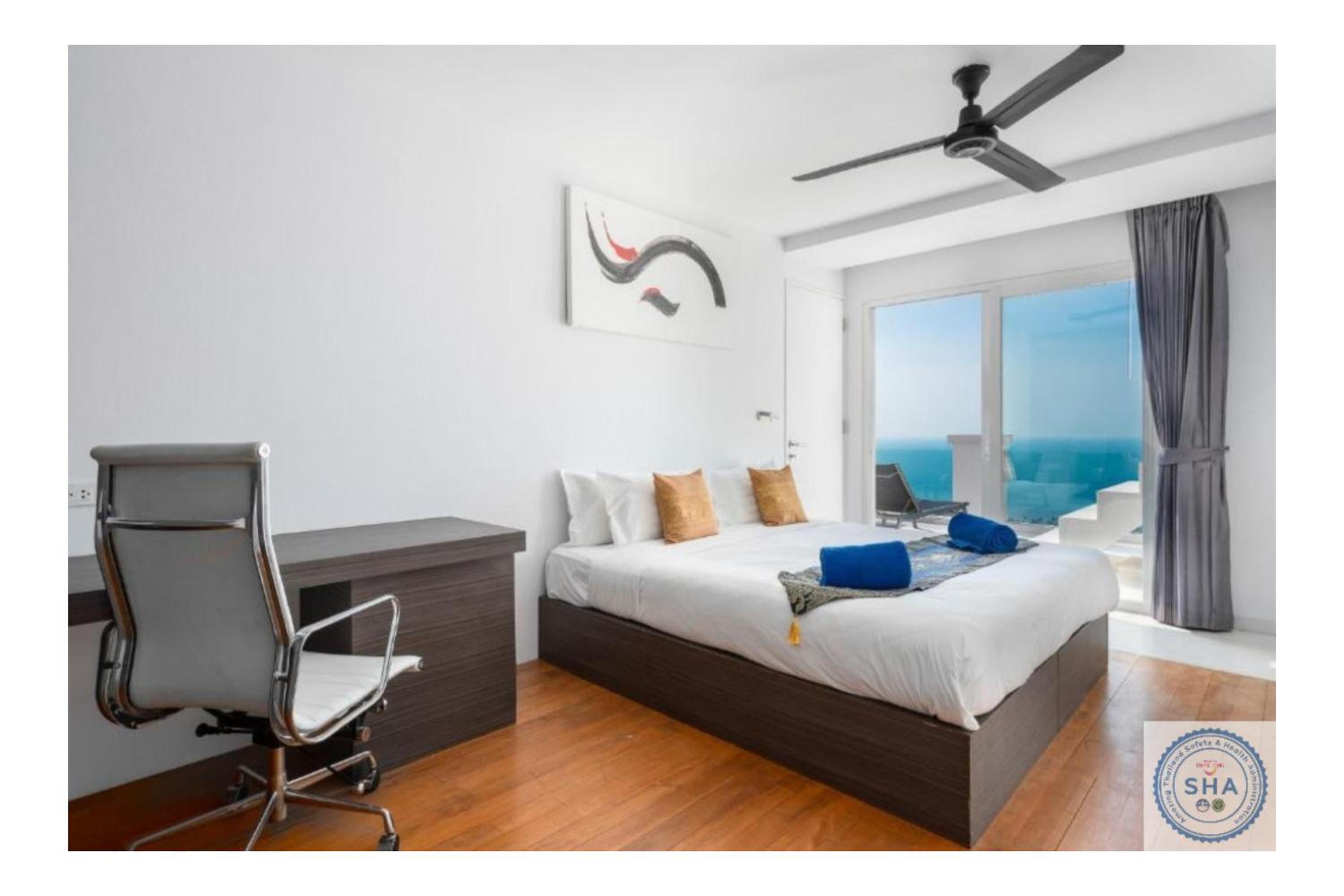 Deluxe Suite with Sea View - Photo 34