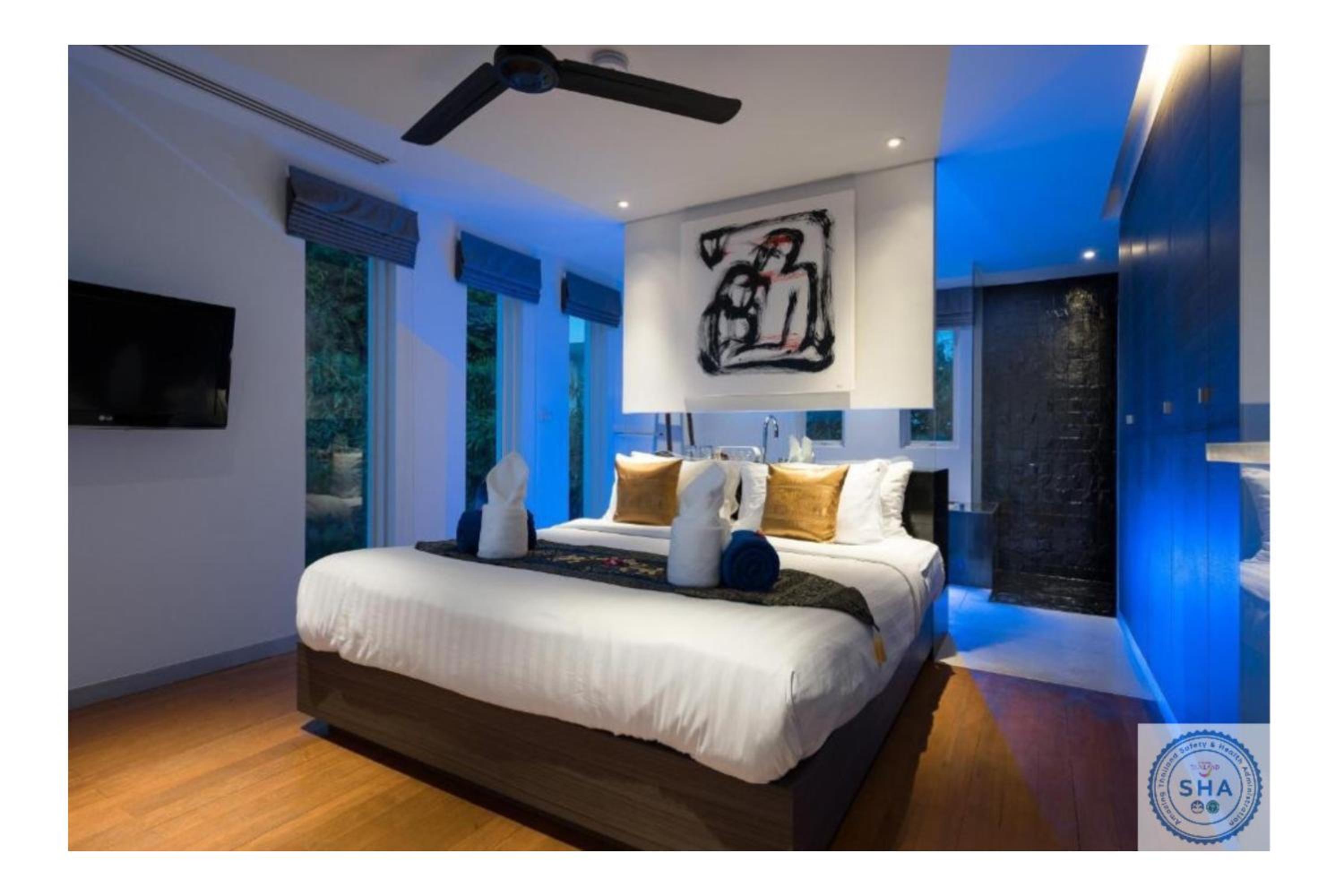 Deluxe Suite with Sea View - Photo 9