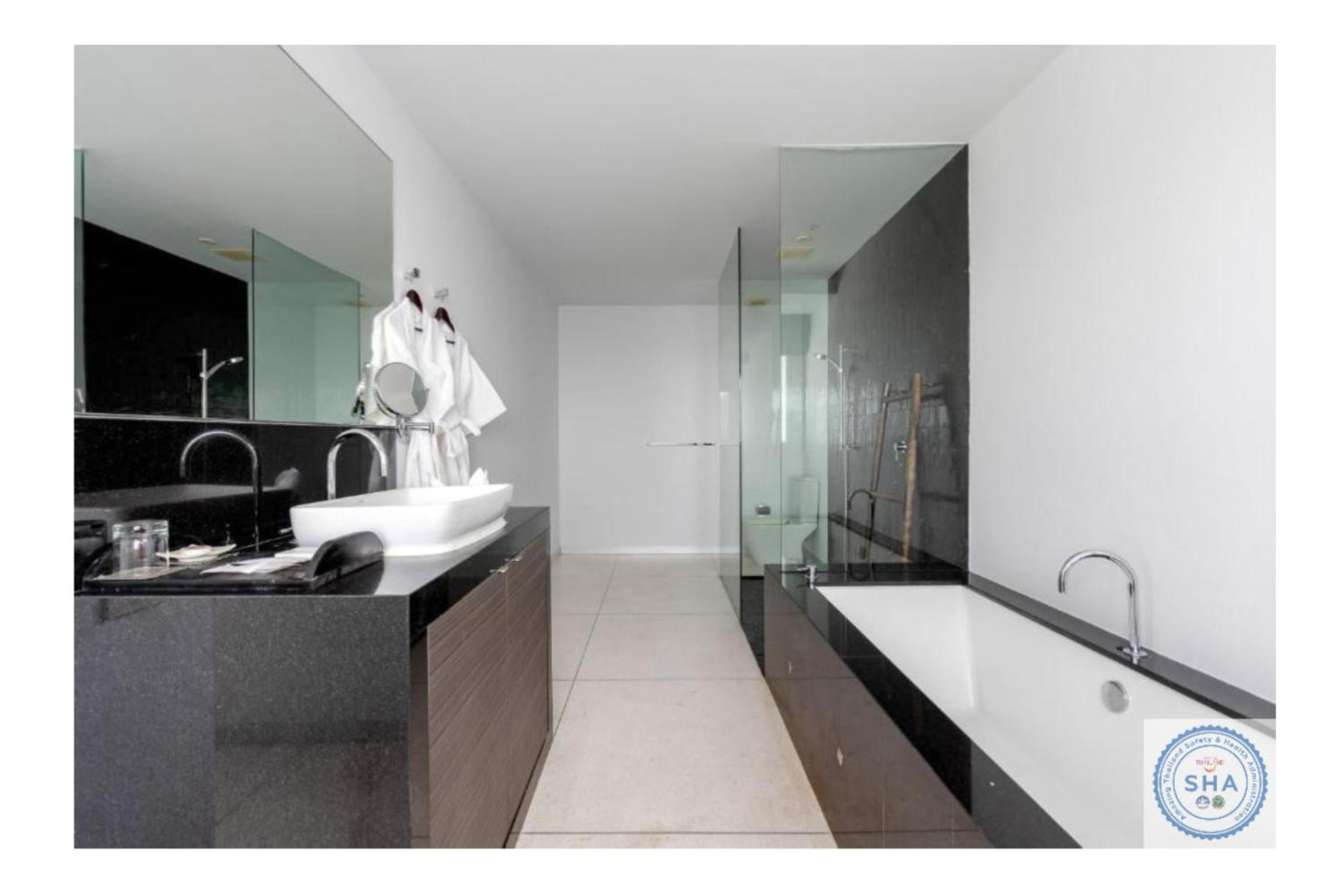 Deluxe Suite with Sea View - Photo 5