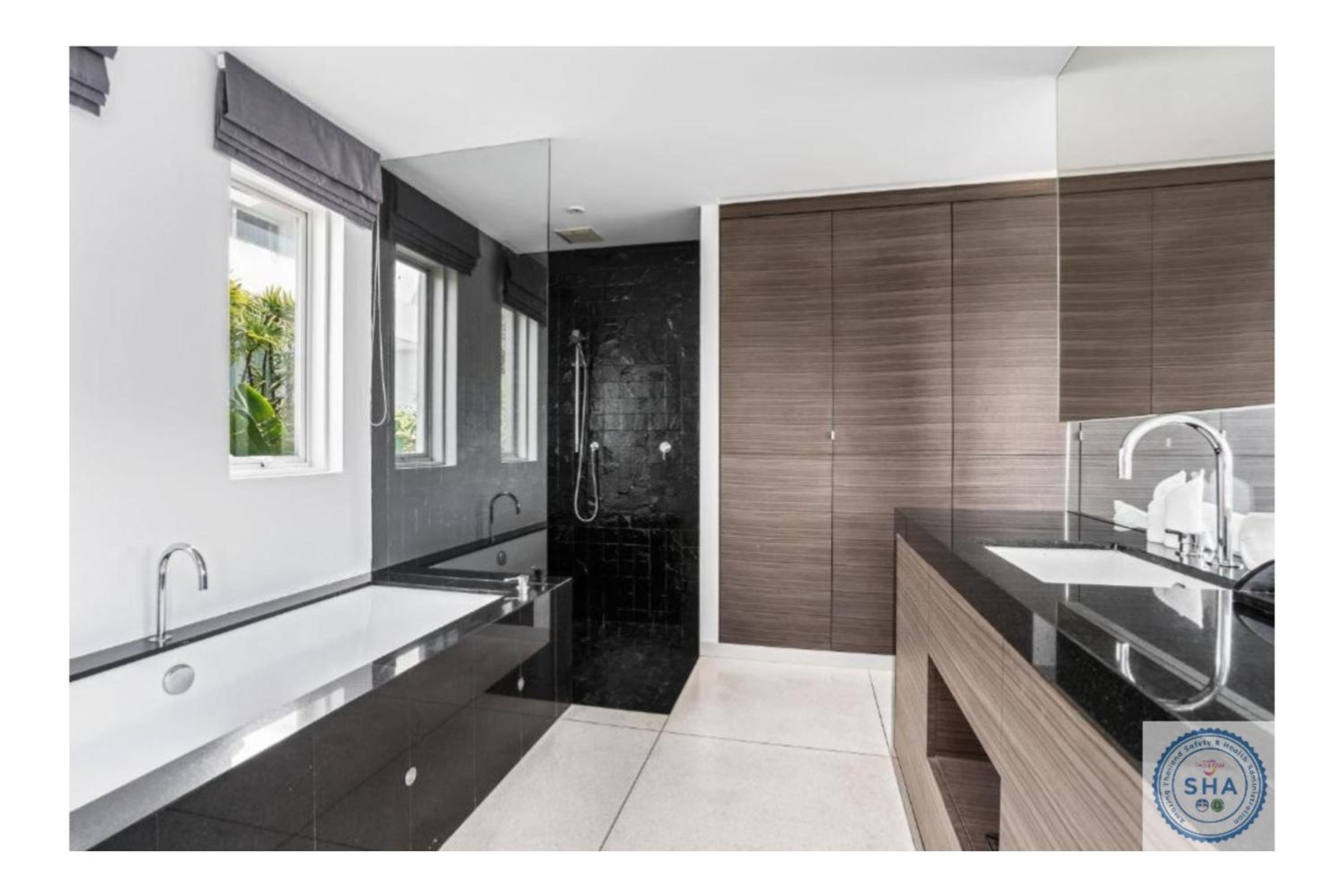 Deluxe Suite with Sea View - Photo 4