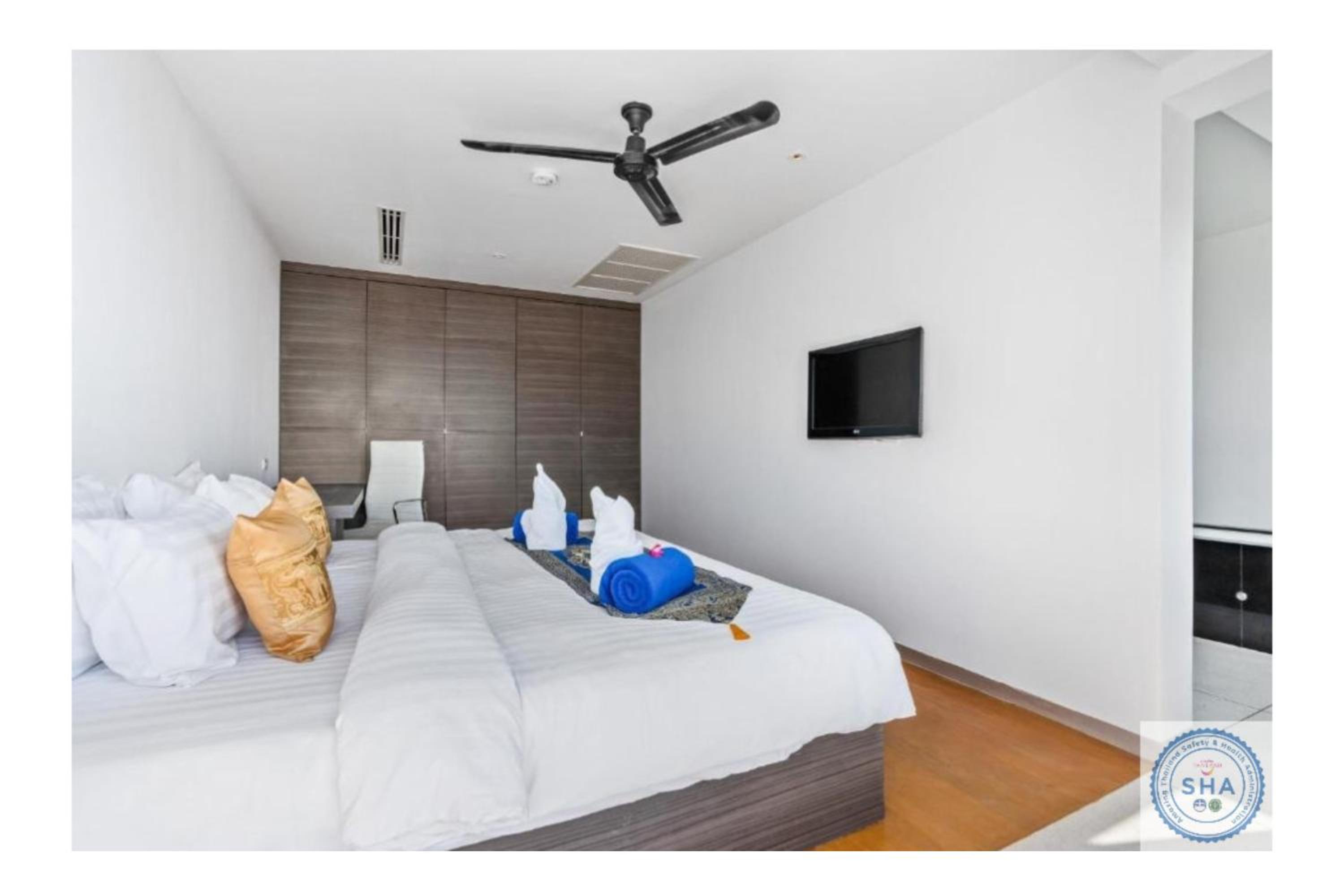 Deluxe Suite with Sea View - Photo 3