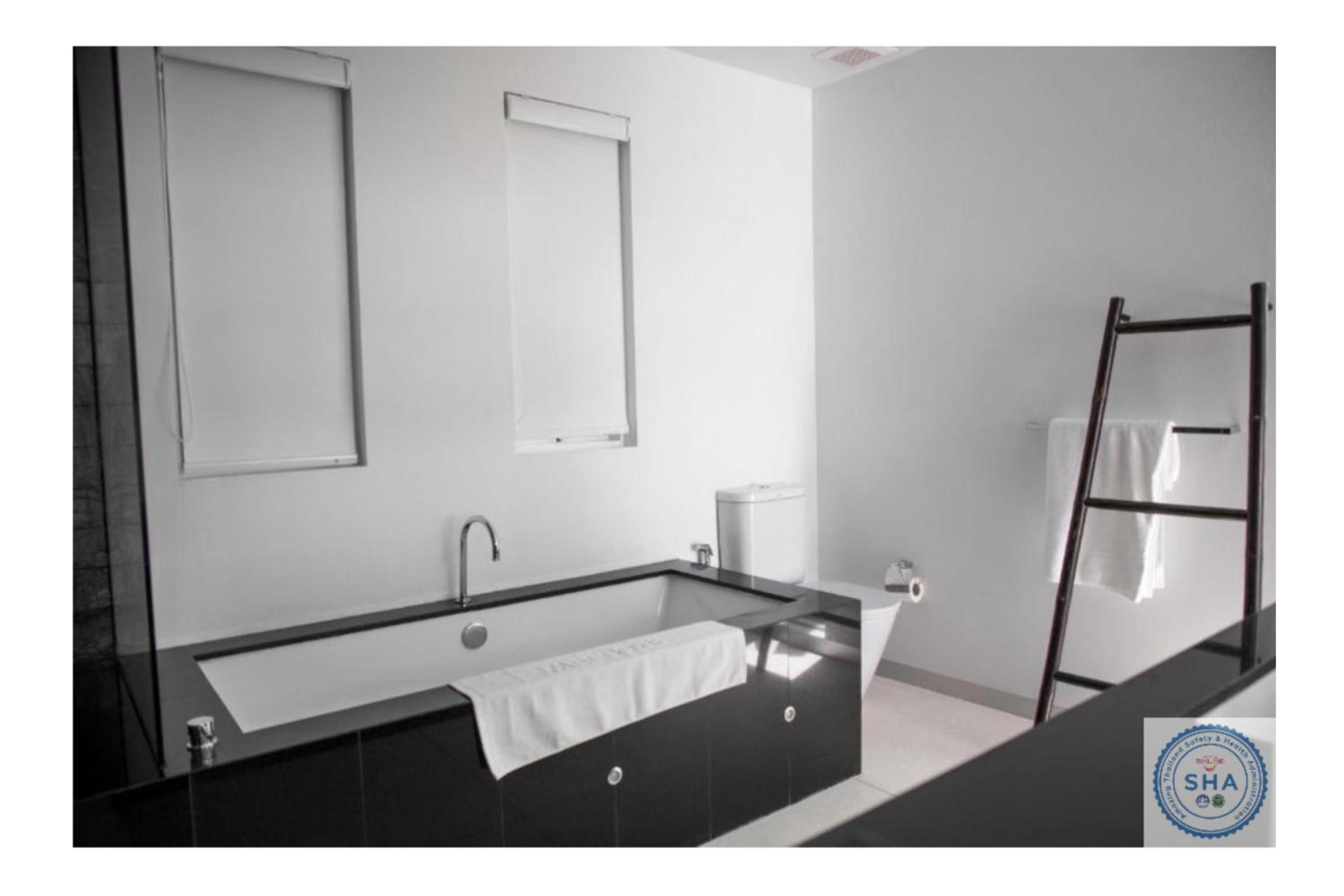 Deluxe Suite with Sea View - Photo 2