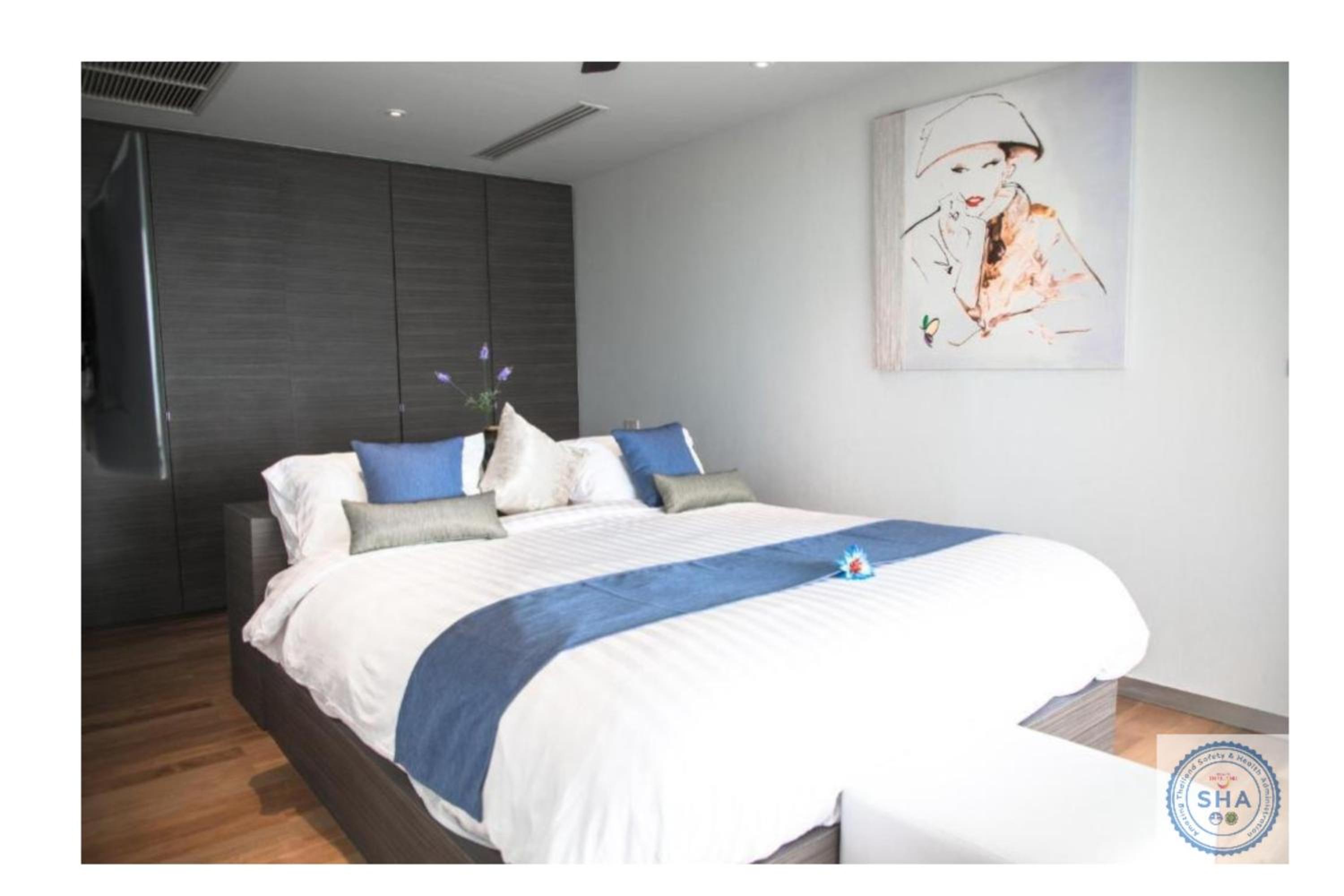 Deluxe Suite with Sea View - Photo 37