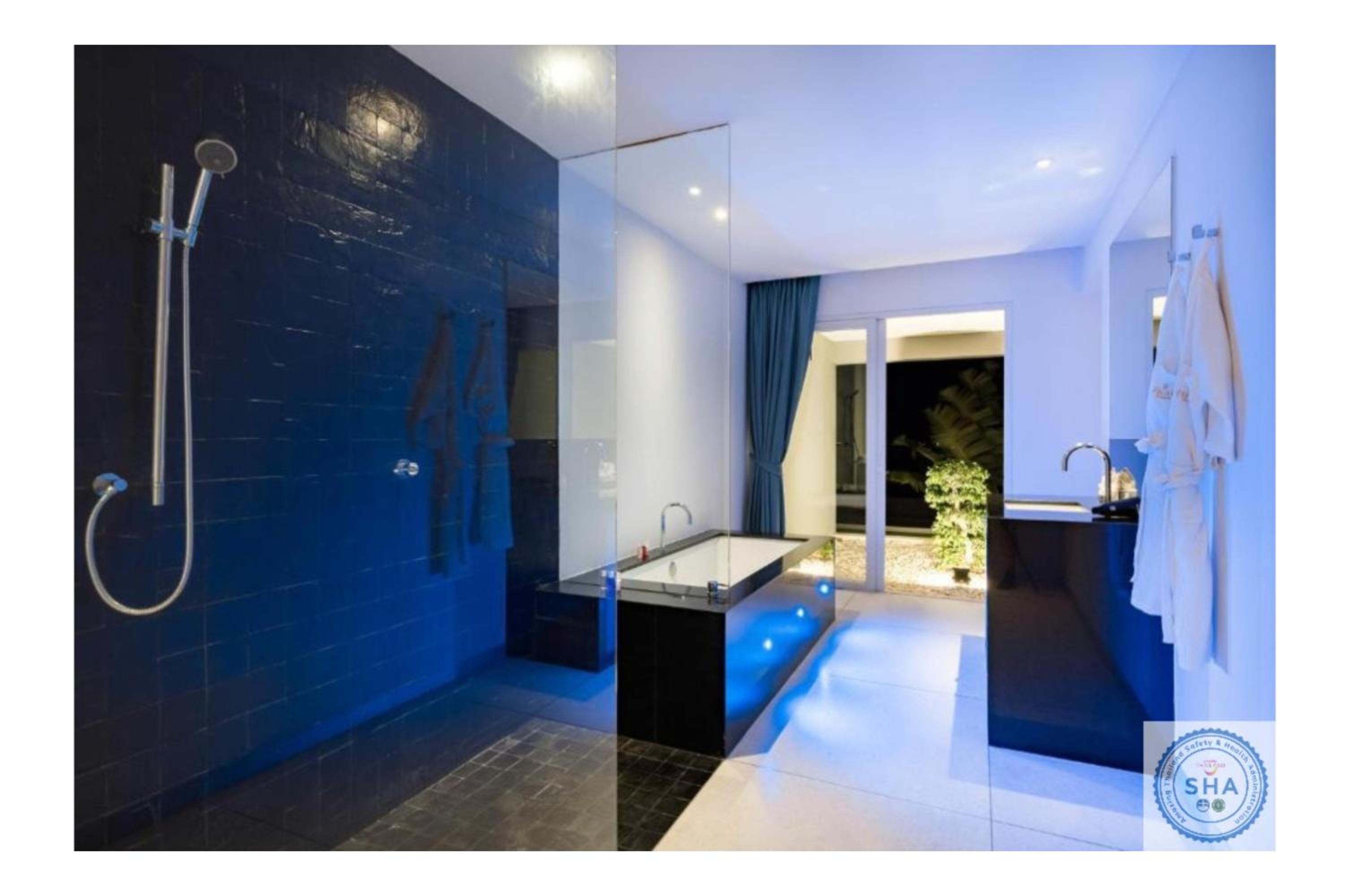 Deluxe Suite with Sea View - Photo 39
