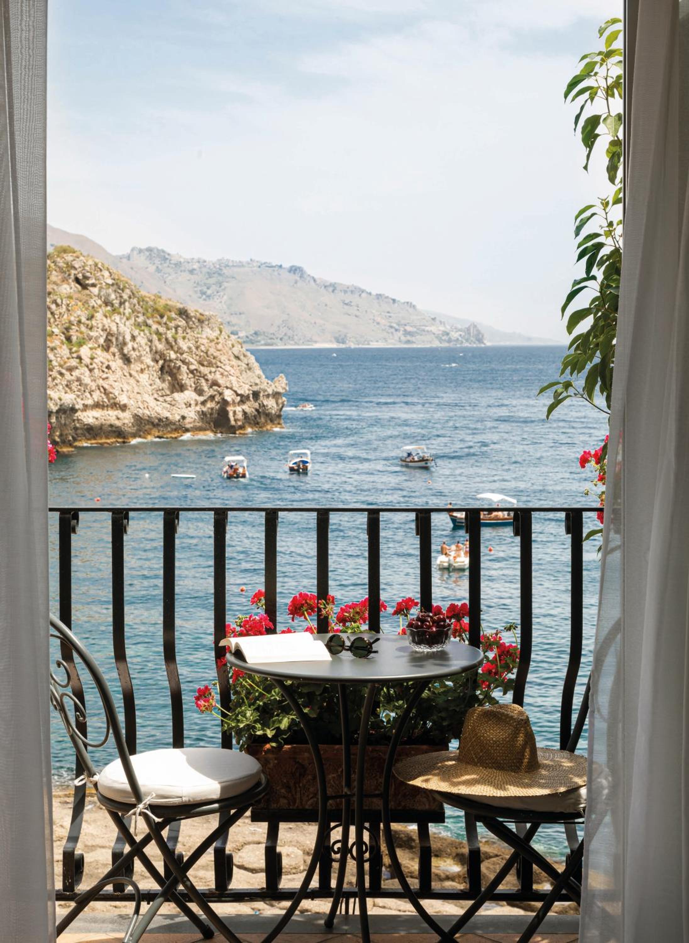 Premium Junior Suite with Sea View and Balcony - Photo 3