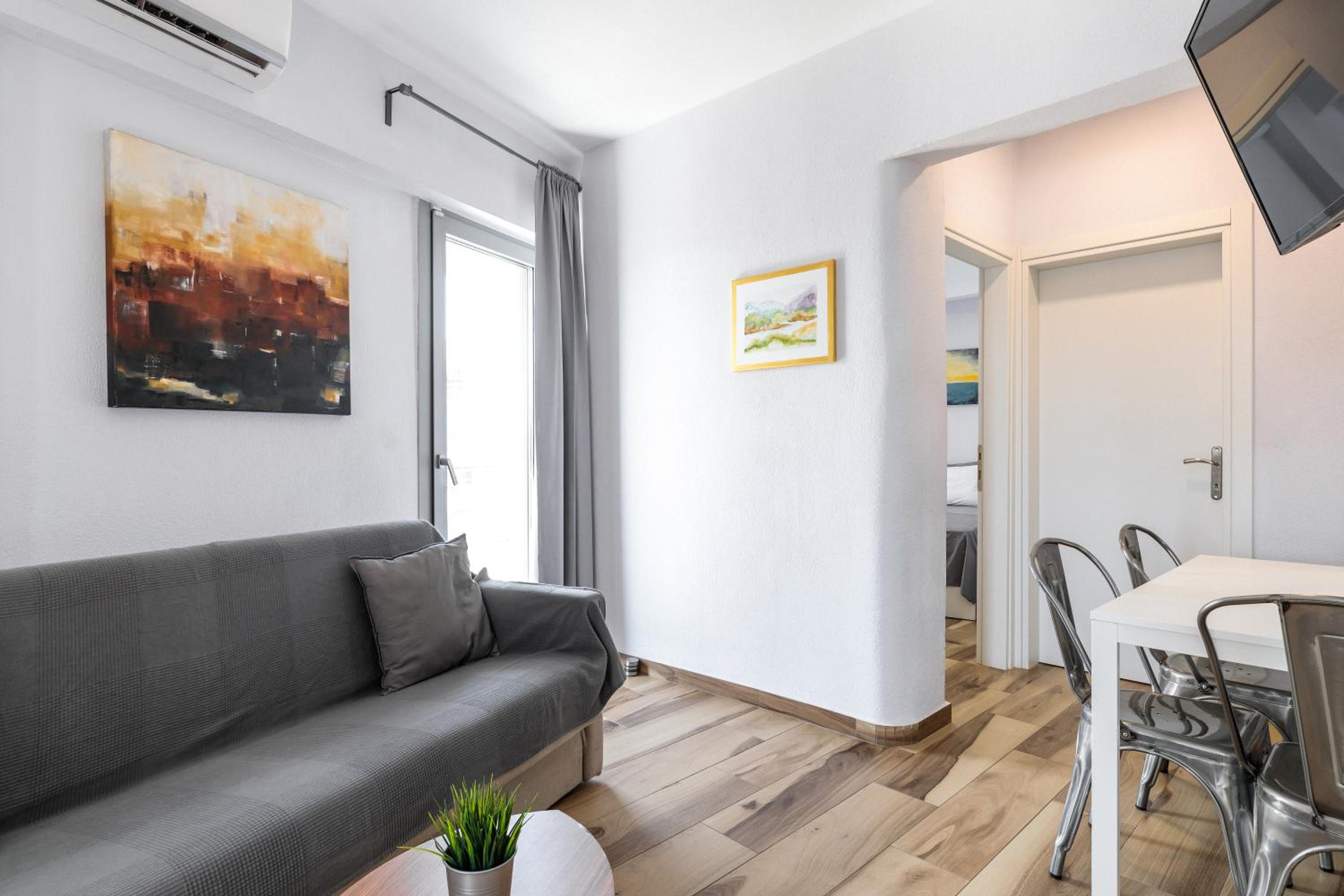 Deluxe Apartment with Balcony (Sky 8) - Photo 1