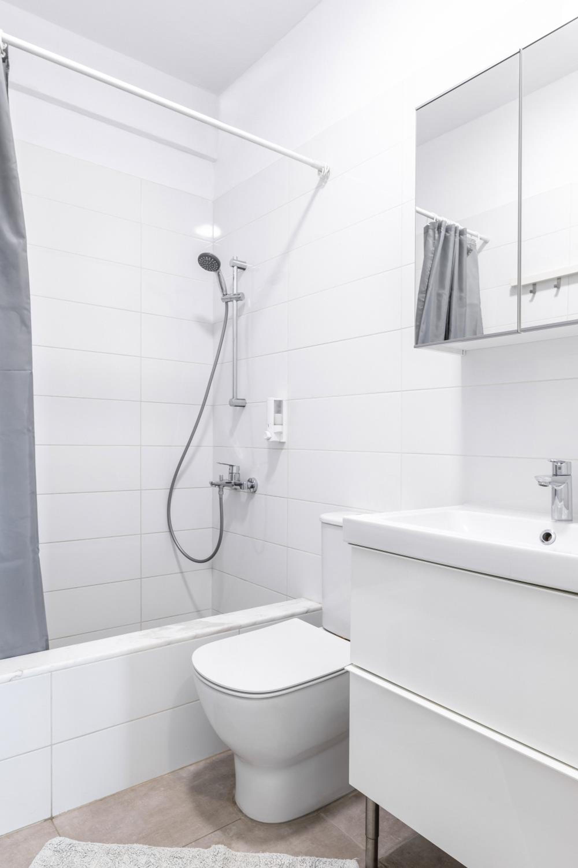 Deluxe Apartment with Balcony (Sky 8) - Photo 11