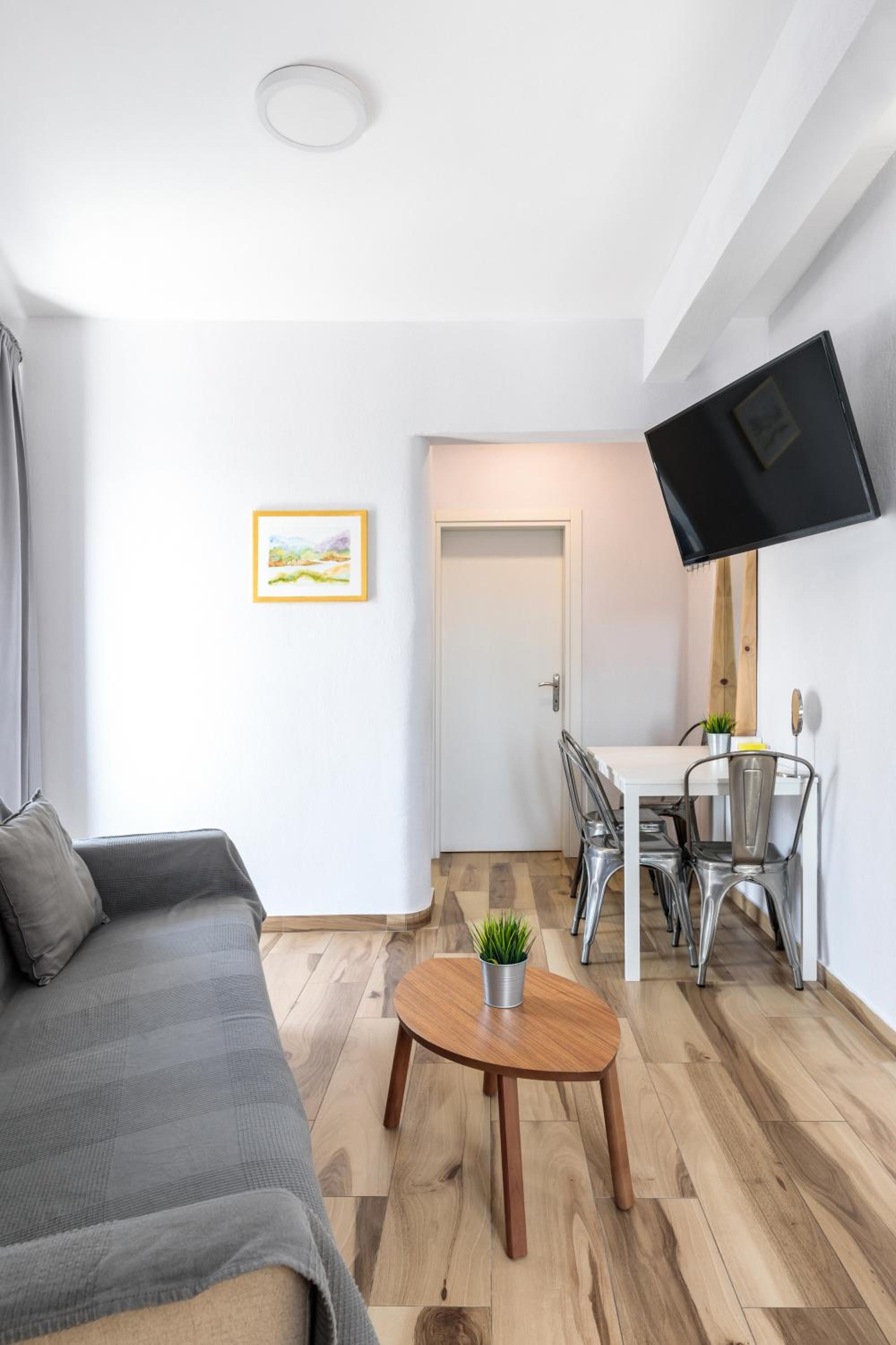 Deluxe Apartment with Balcony (Sky 8) - Photo 13