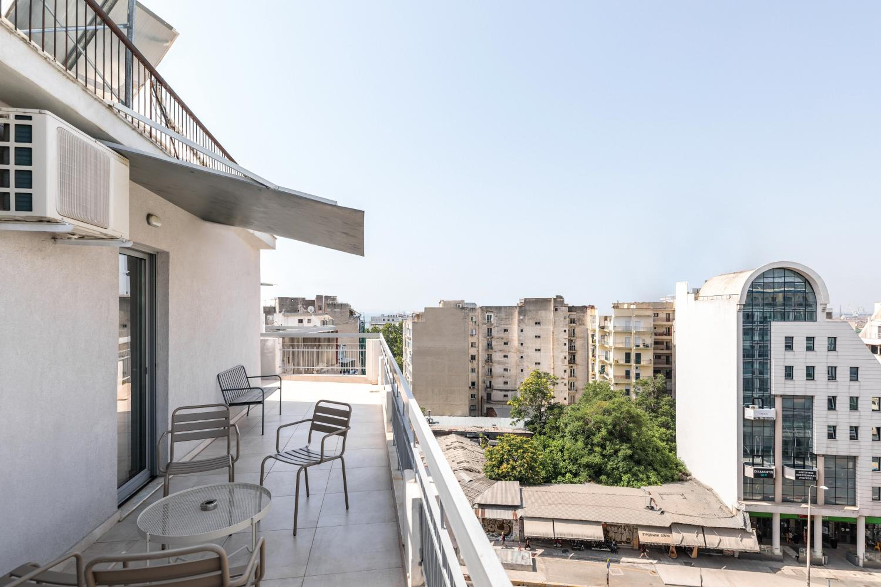 Deluxe Apartment with Balcony (Sky 8) - Photo 21