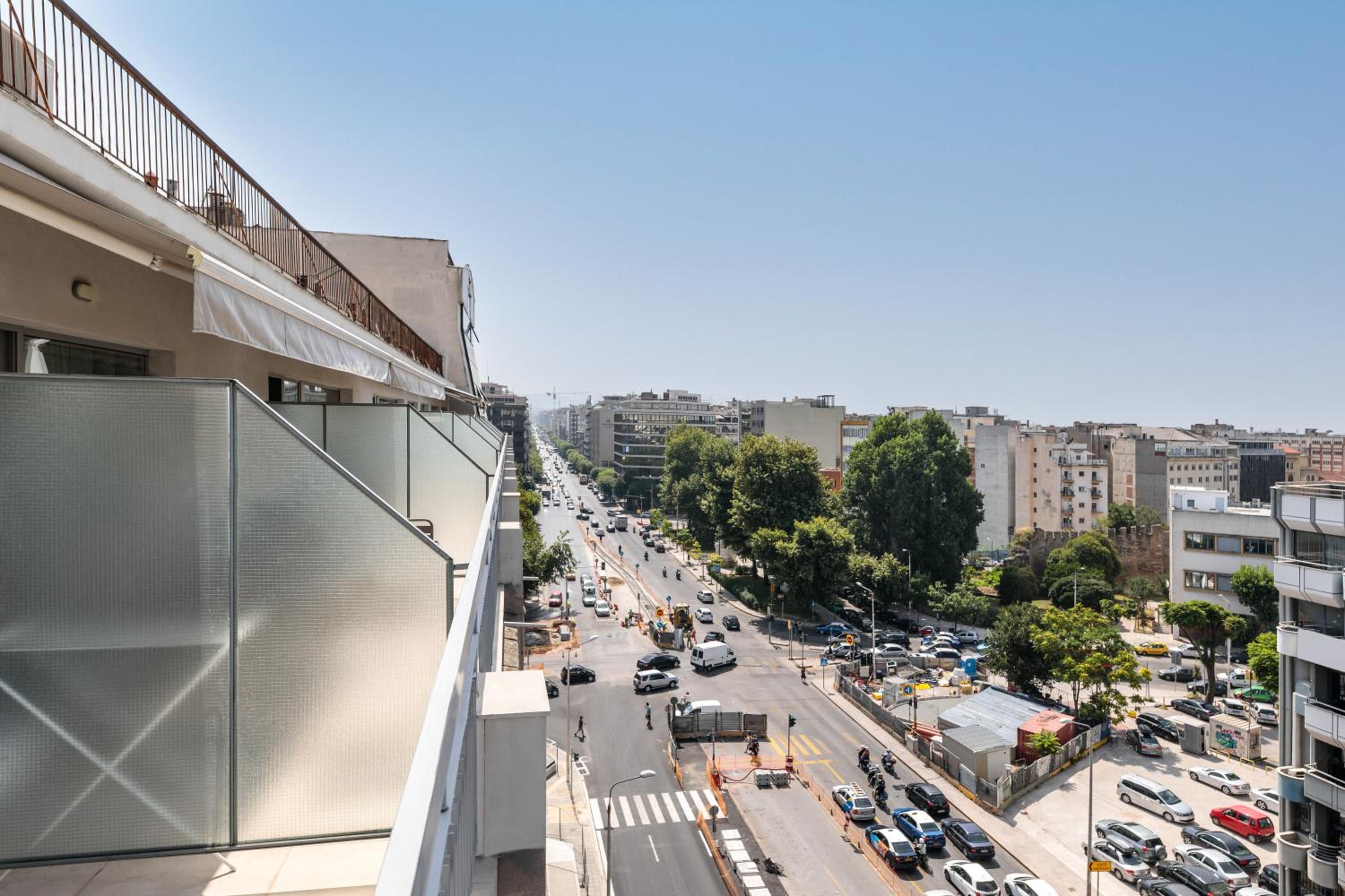 Deluxe Apartment with Balcony (Sky 8) - Photo 16