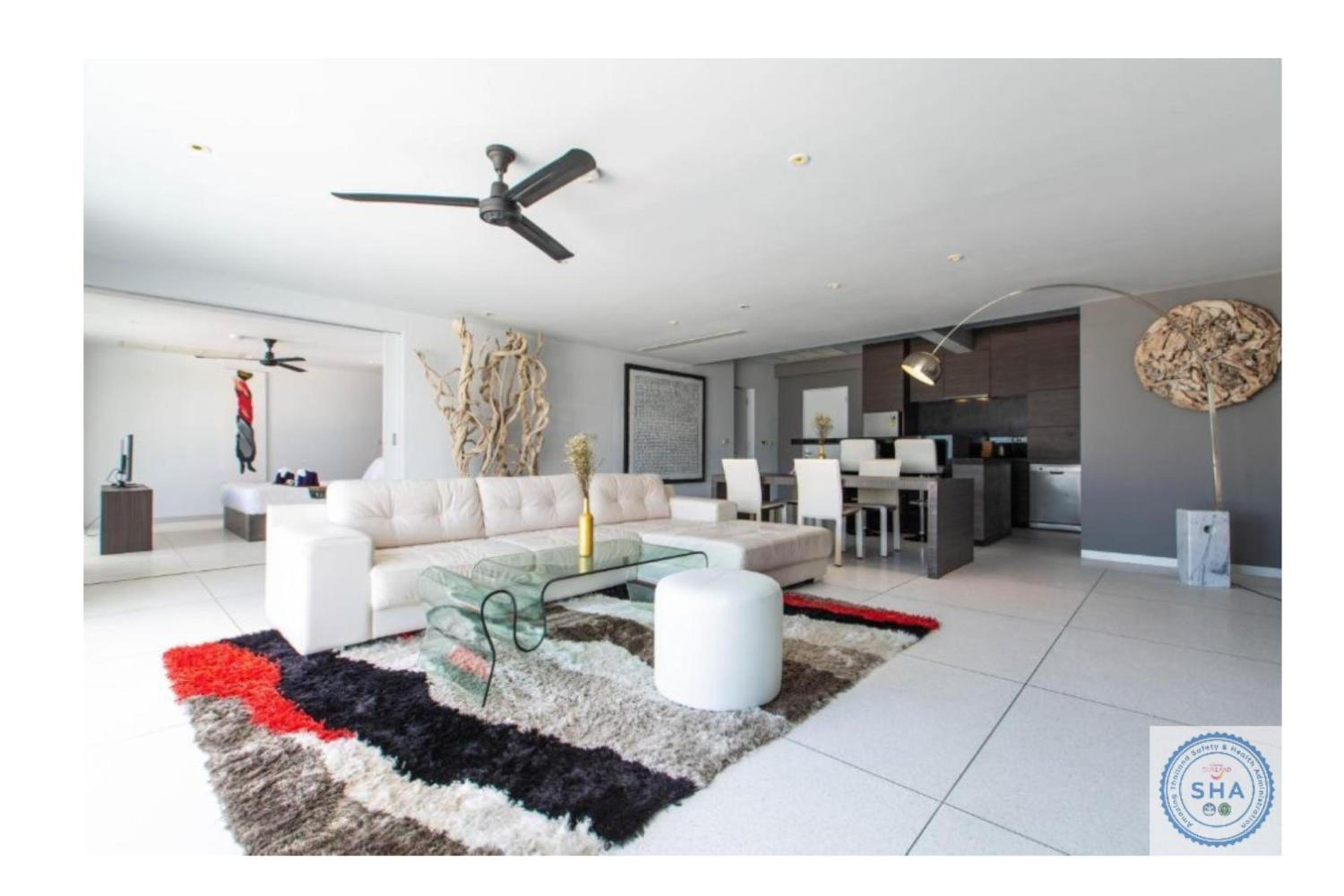 Executive Suite - Photo 2