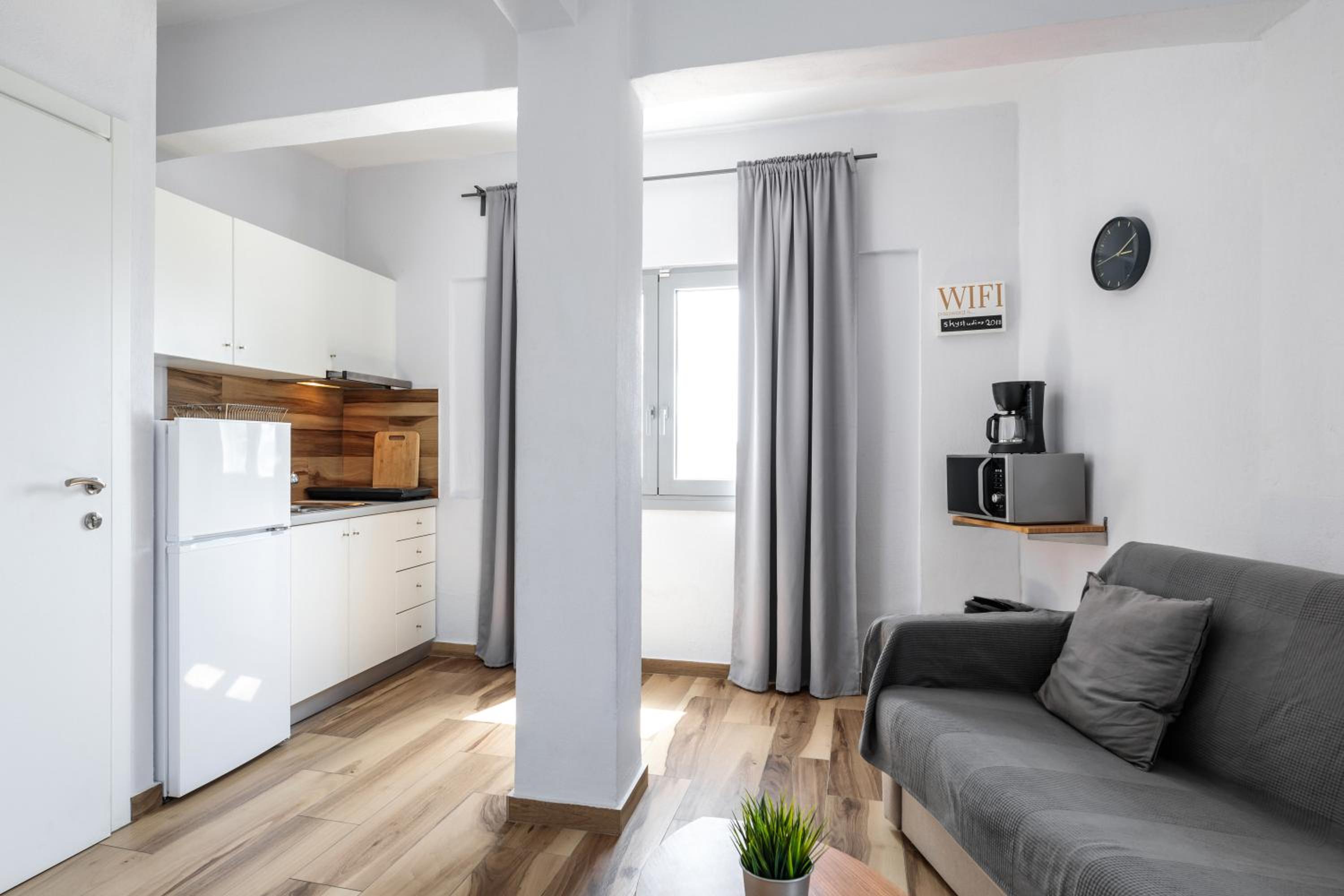 Deluxe Apartment with Balcony (Sky 8) - Photo 18