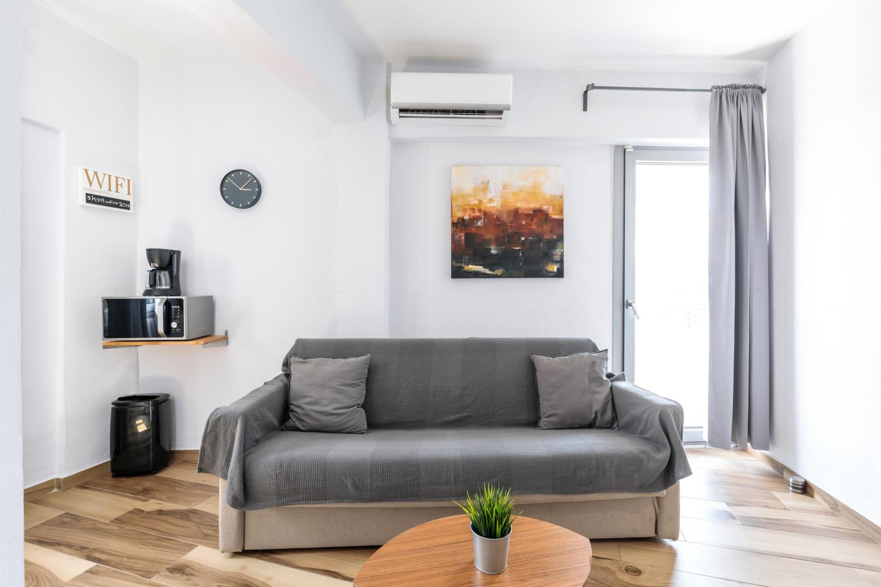 Deluxe Apartment with Balcony (Sky 8) - Photo 23