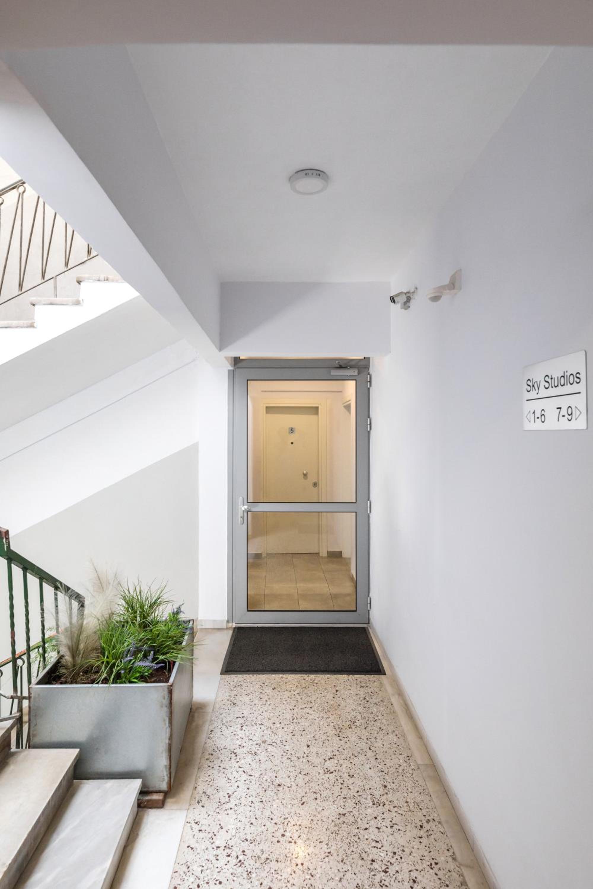Apartment with Balcony (Sky 2) - Photo 17