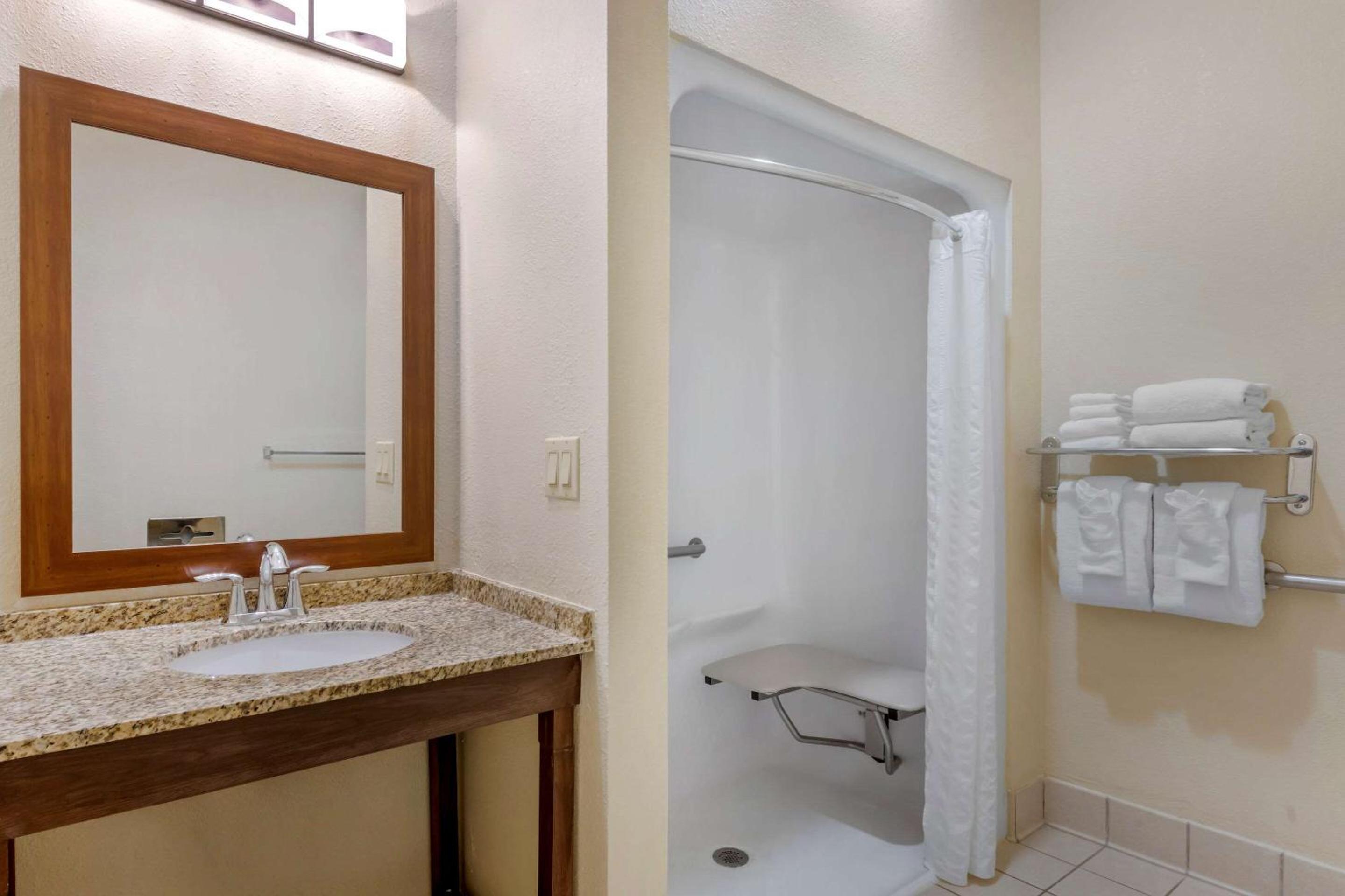Queen Room with Two Queen Beds and Roll-In Shower - Accessible/Non-Smoking photo 2
