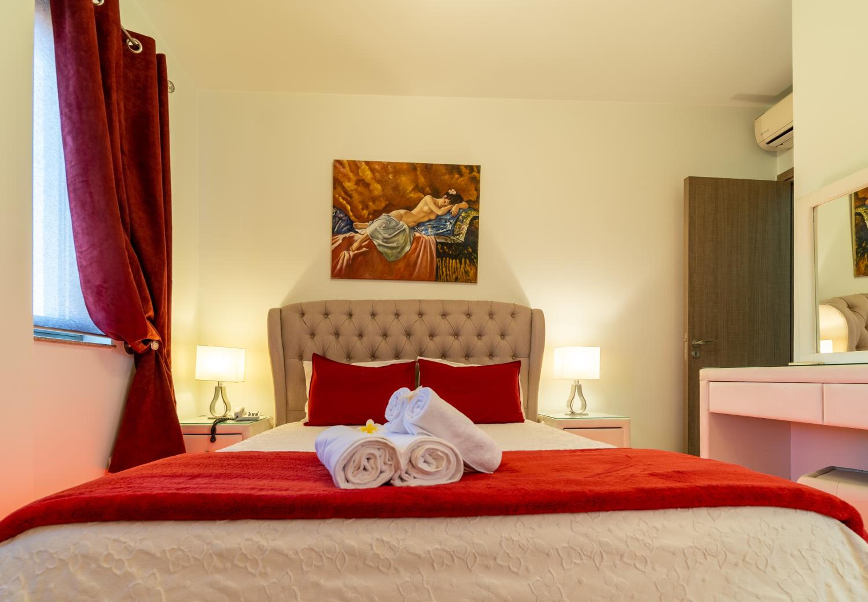 Superior Suite with Fireplace - Photo 8