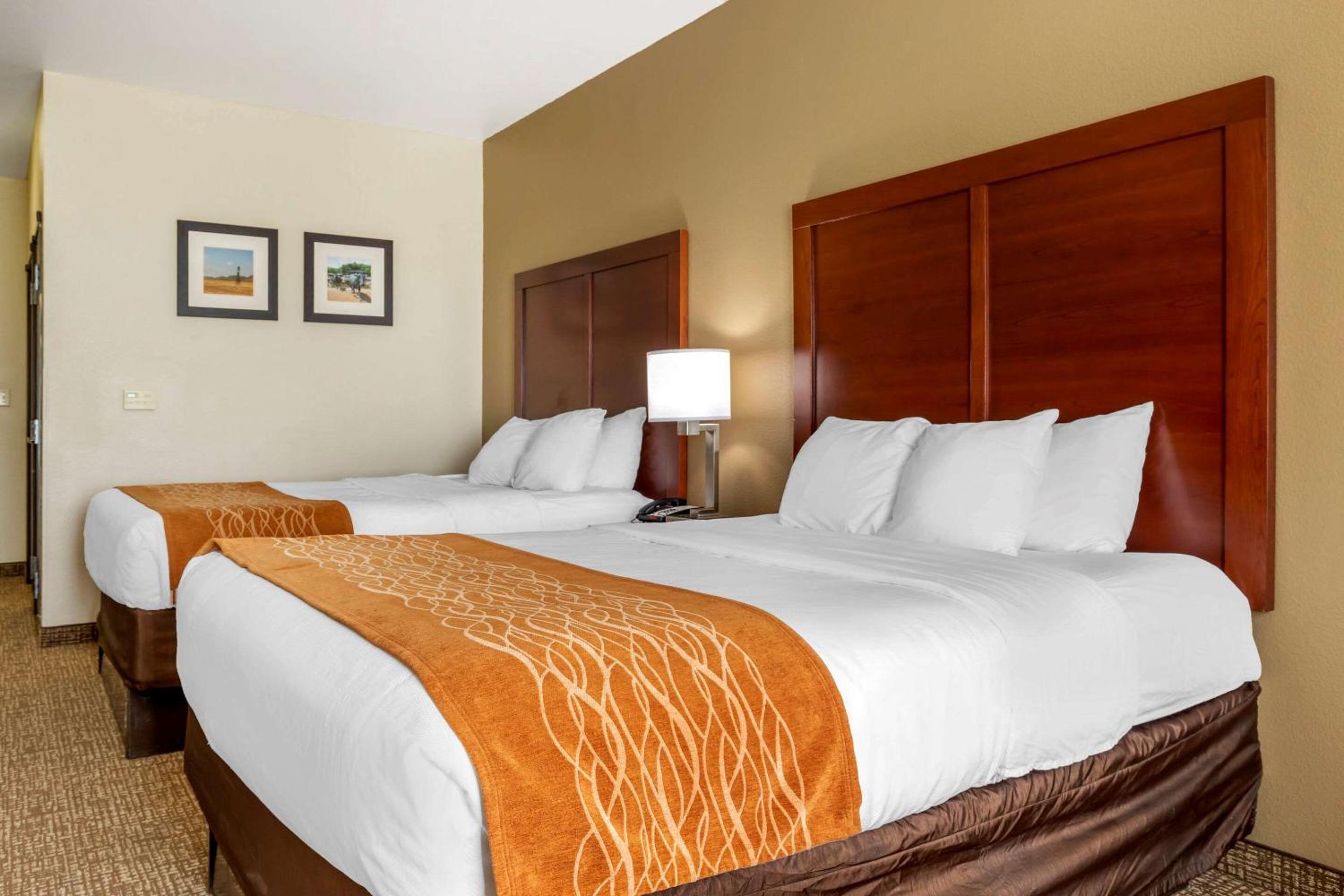 Queen Room with Two Queen Beds - Photo 5