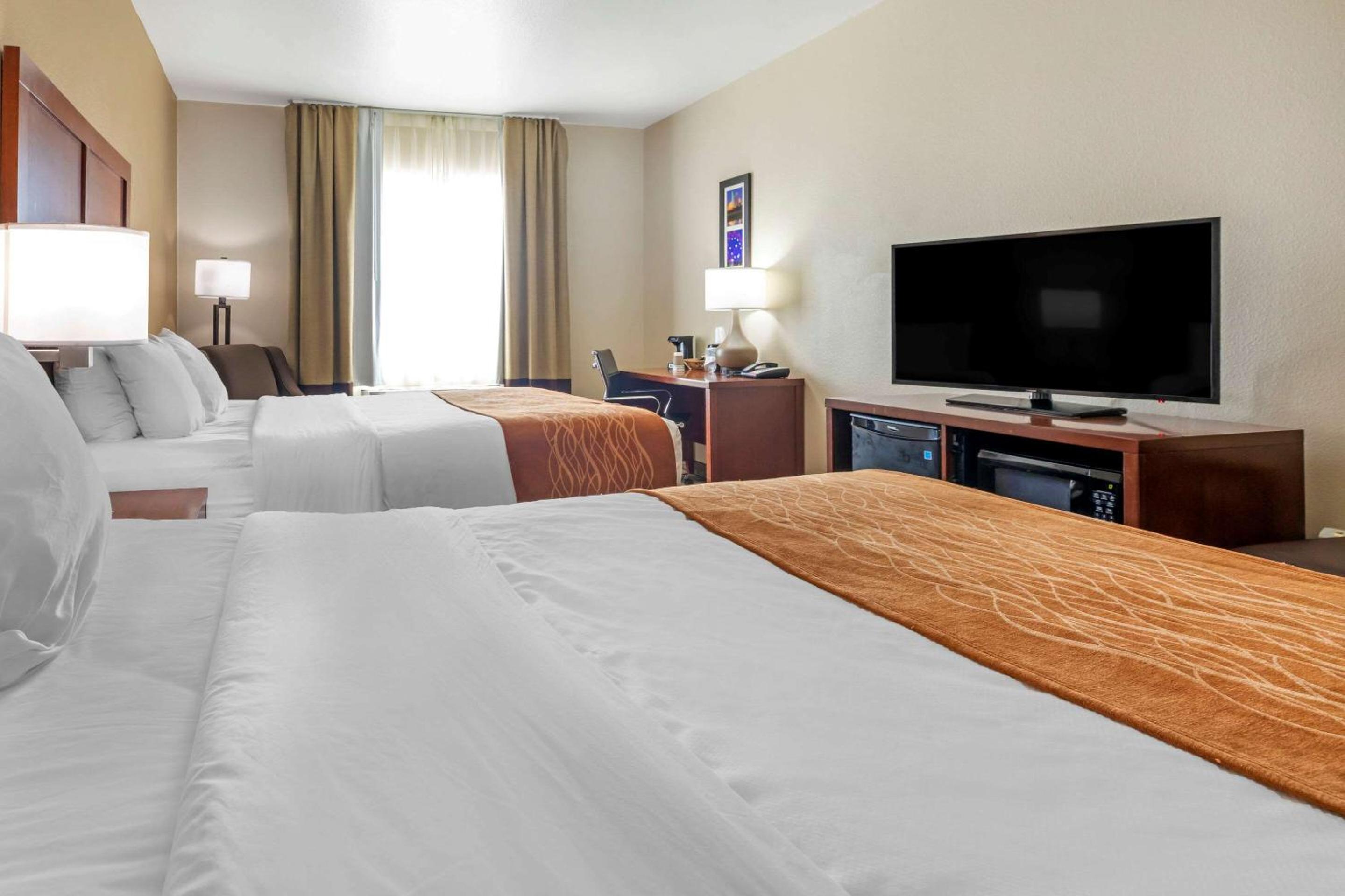 Queen Room with Two Queen Beds - Photo 6