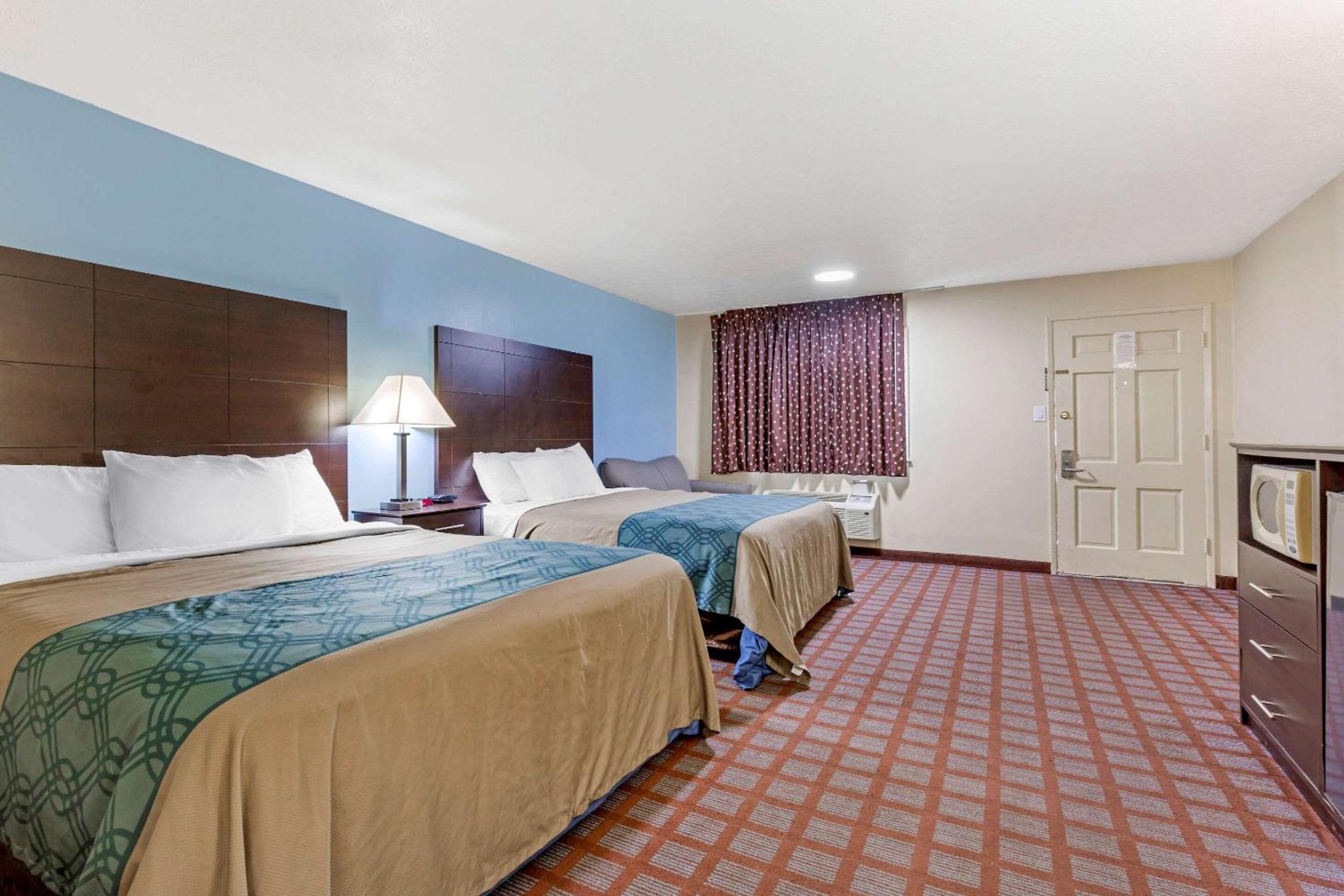 Standard Room 2 Queen Beds - Non Smoking photo 2