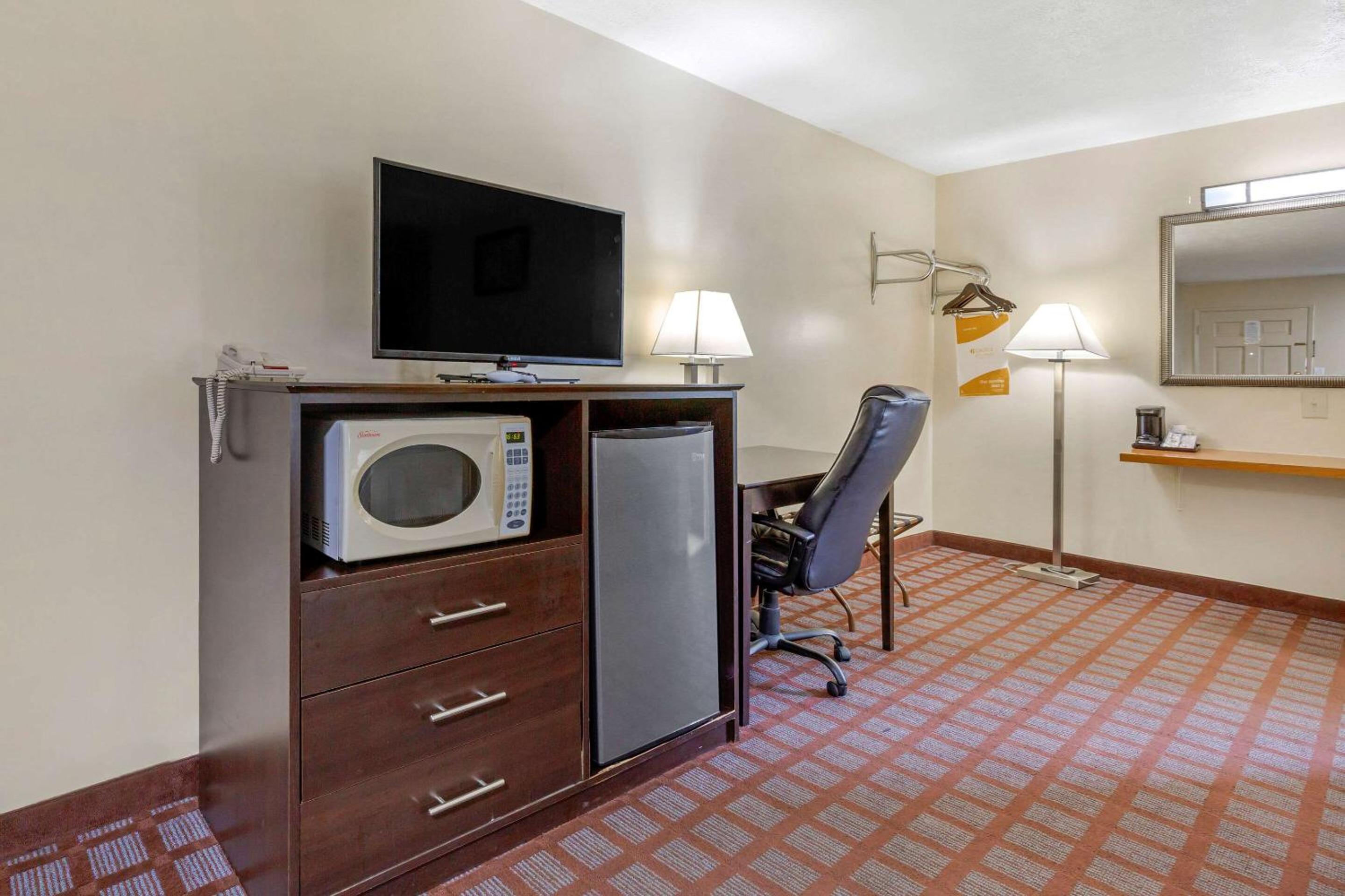 Standard Room 2 Queen Beds - Non Smoking photo 3