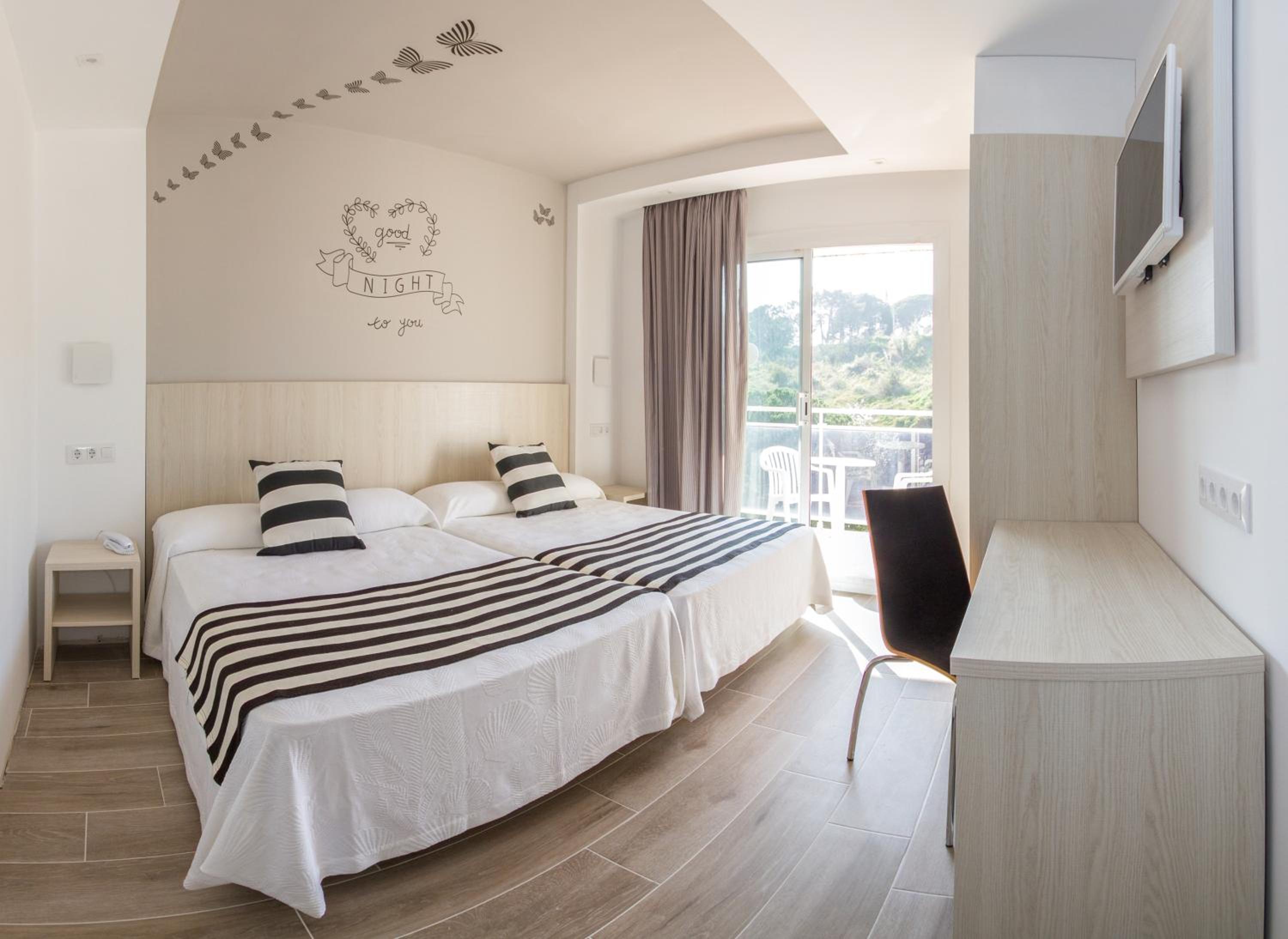 Quadruple Room (3 Adults + 1 Child) - Photo 3