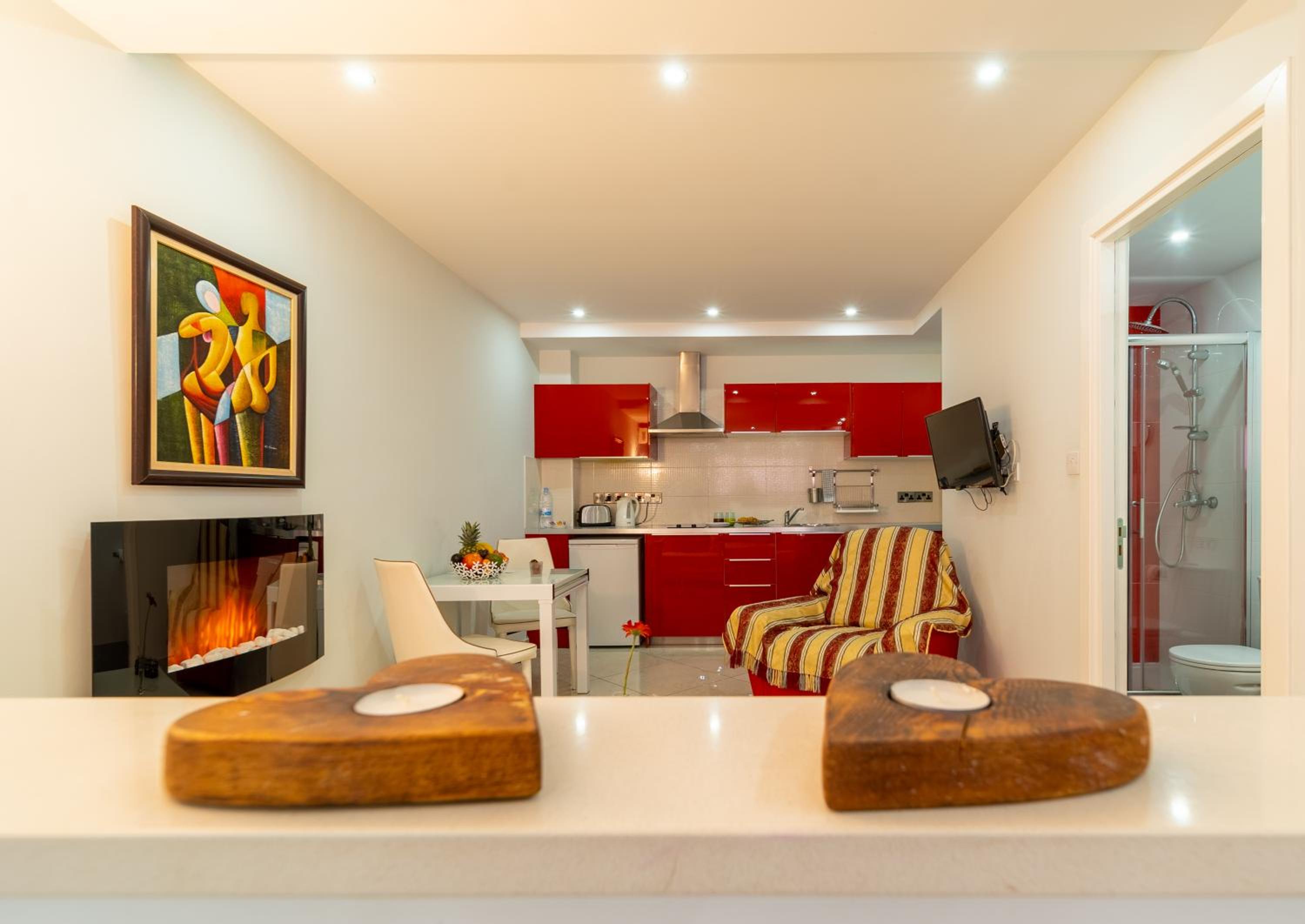 Superior Suite with Hot Tub - Photo 6
