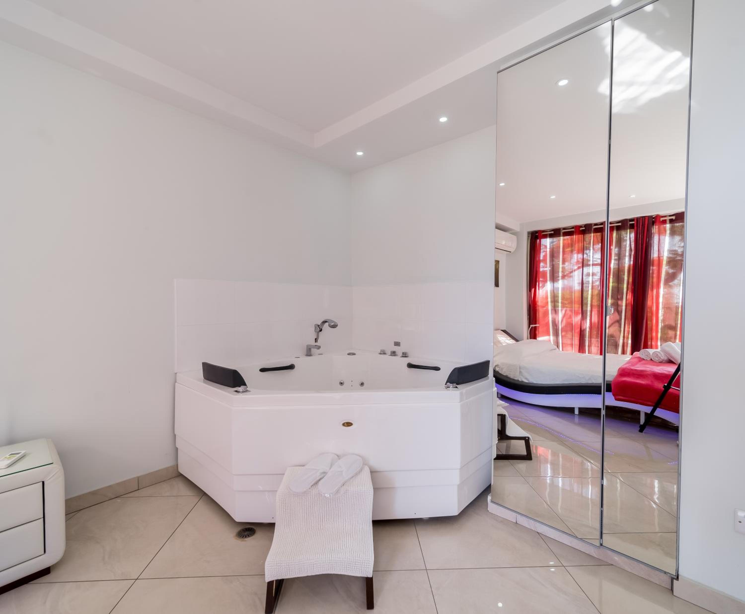 Superior Suite with Hot Tub - Photo 14