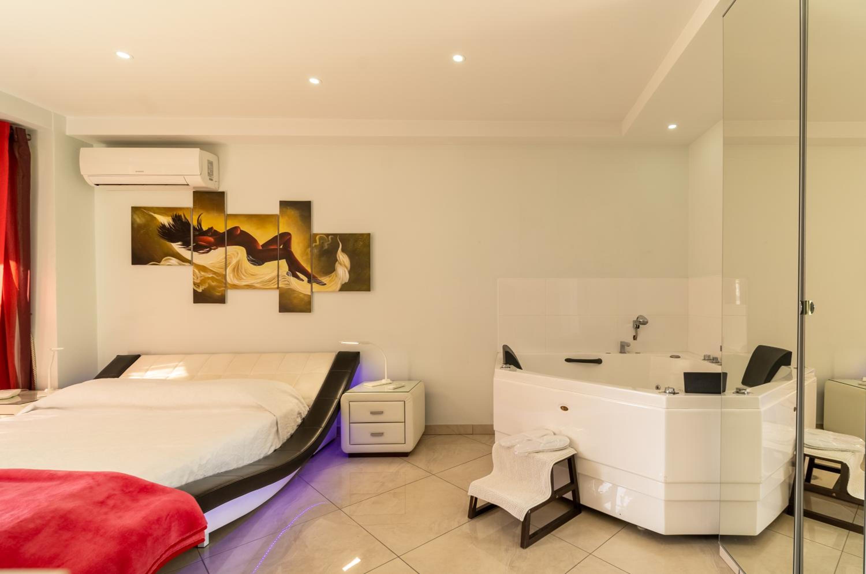 Superior Suite with Hot Tub - Photo 11