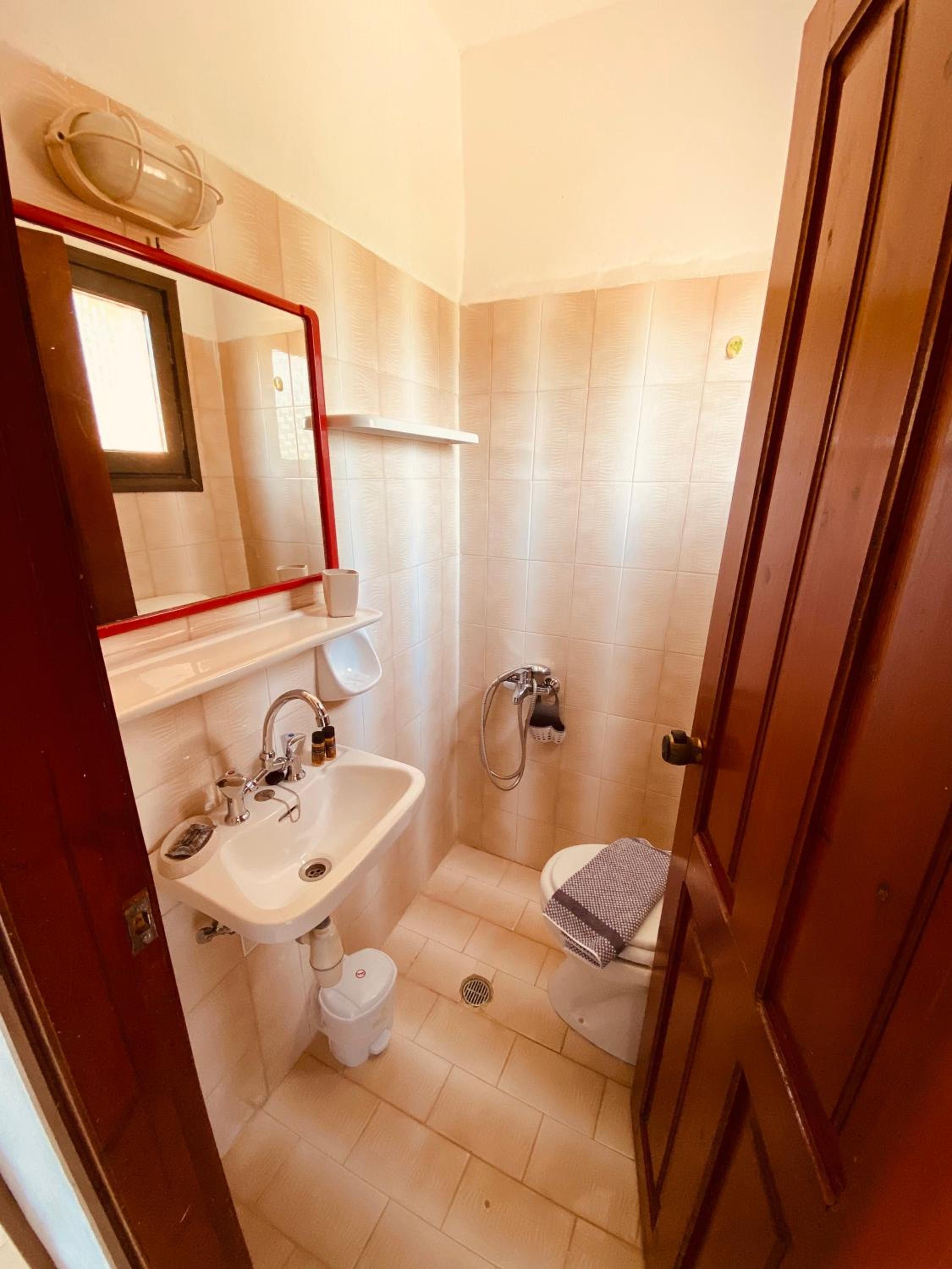 Budget Double Room - Photo 3