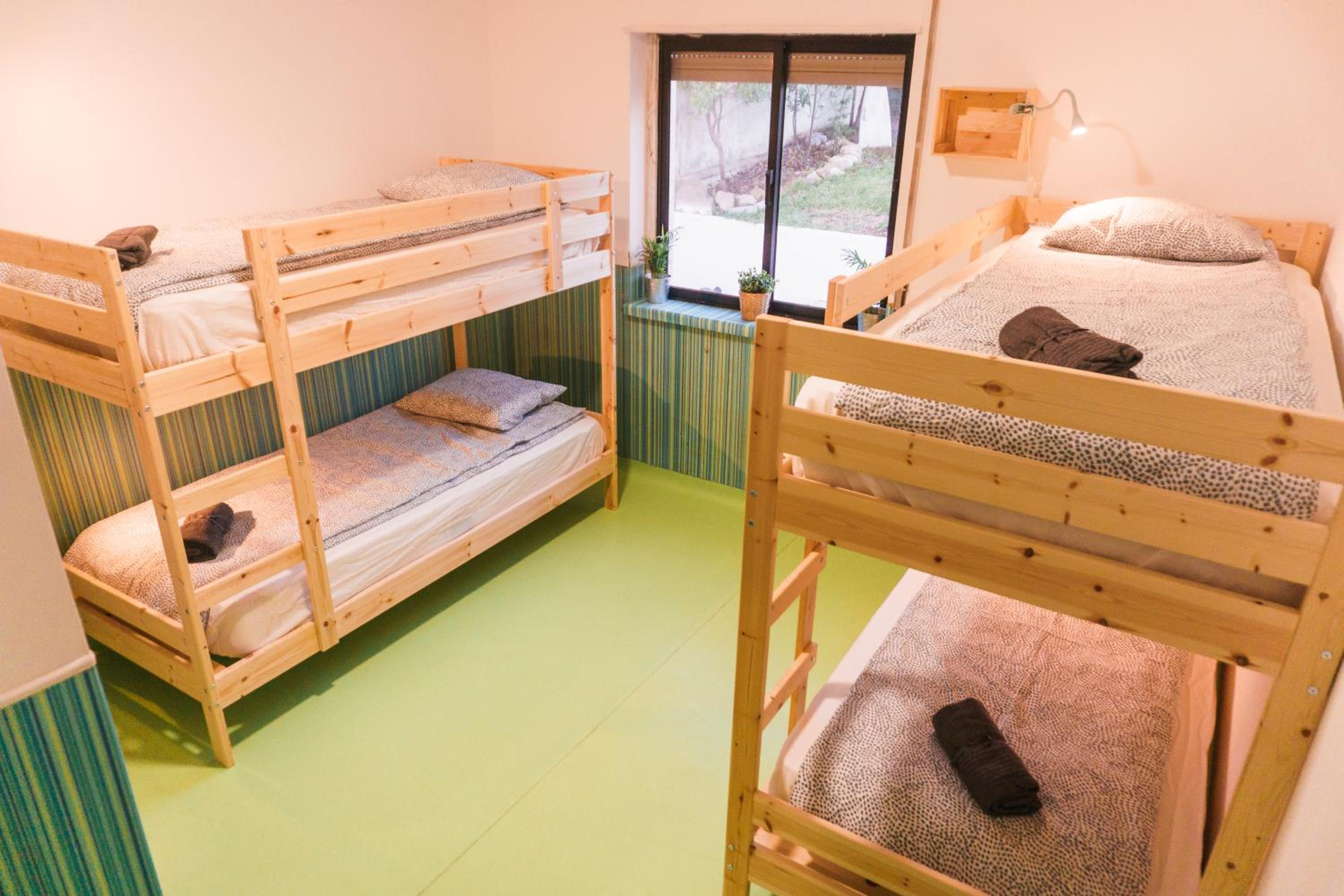 Bed in mixed quadruple room with shared bathroom photo 2