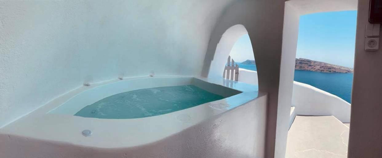 Suite with Hot Tub - Photo 7