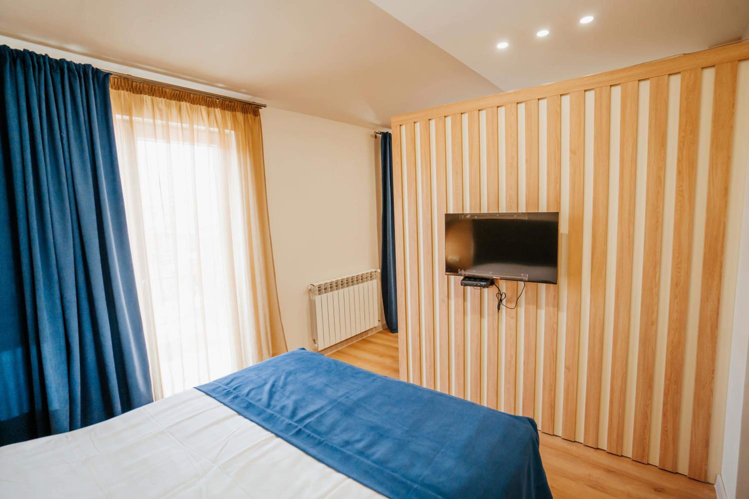 Deluxe Double Room (2 Adults + 1 Child)