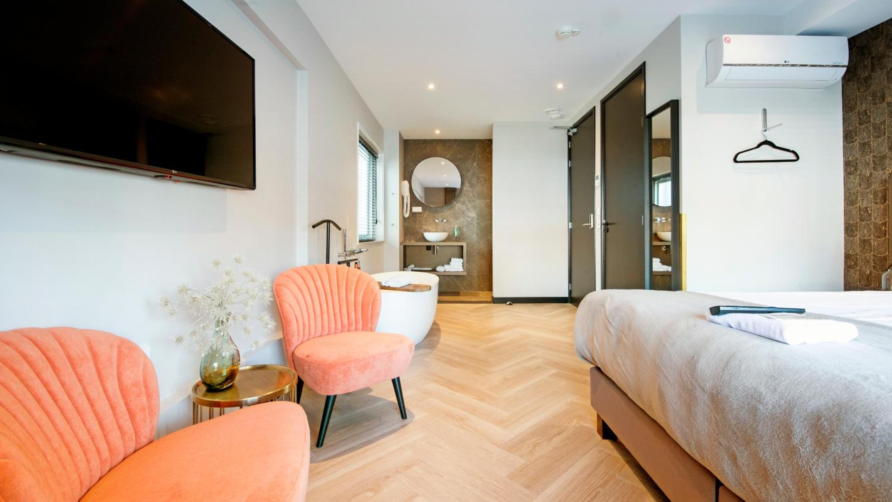 Superior King Room - Photo 1