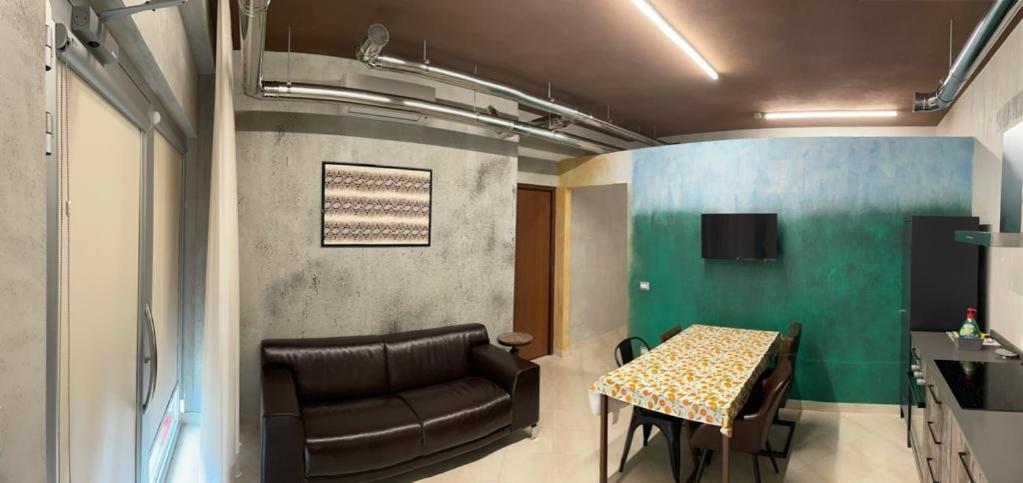 One-Bedroom Apartment - Photo 2