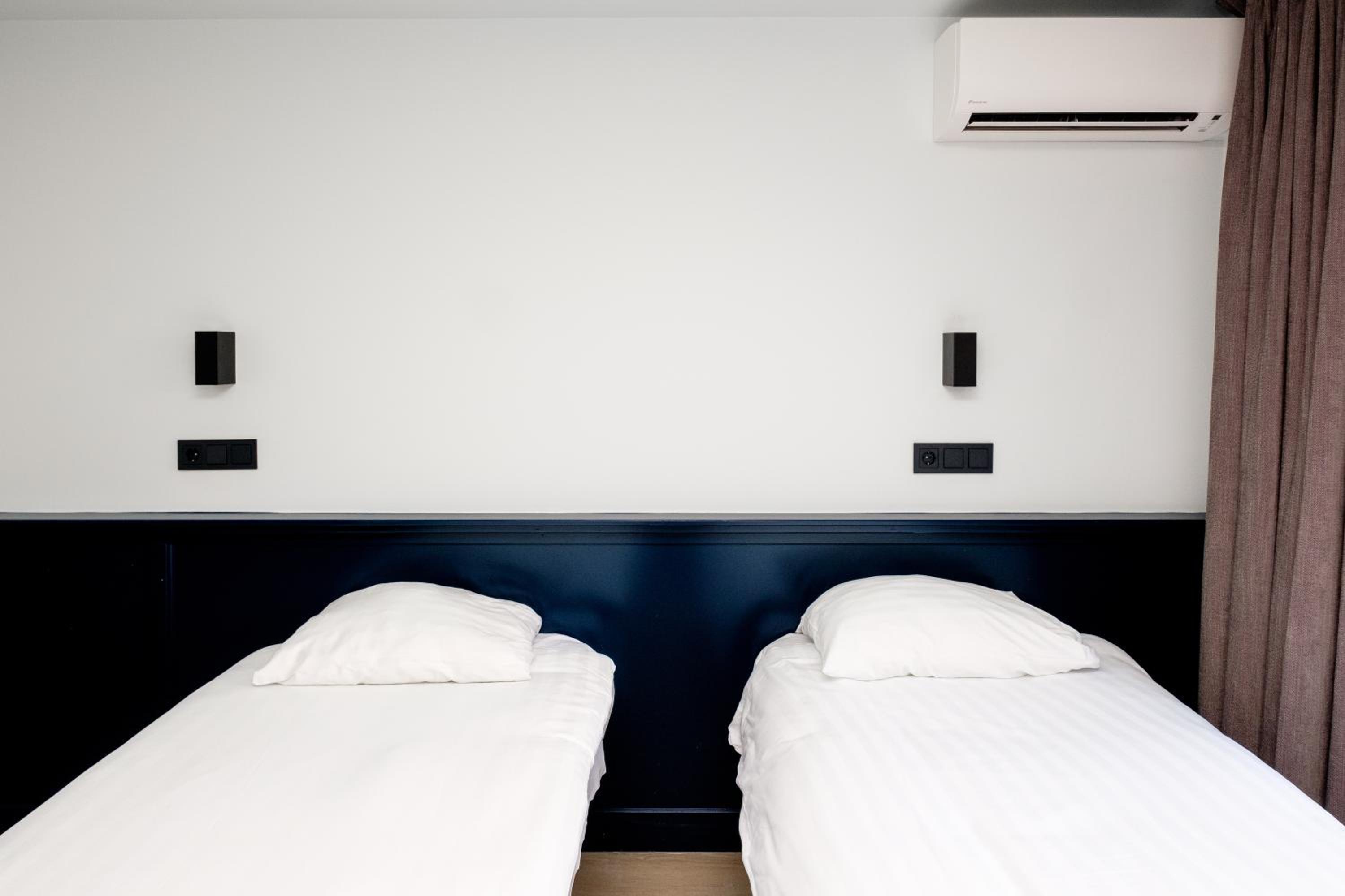 Twin Room - Photo 11
