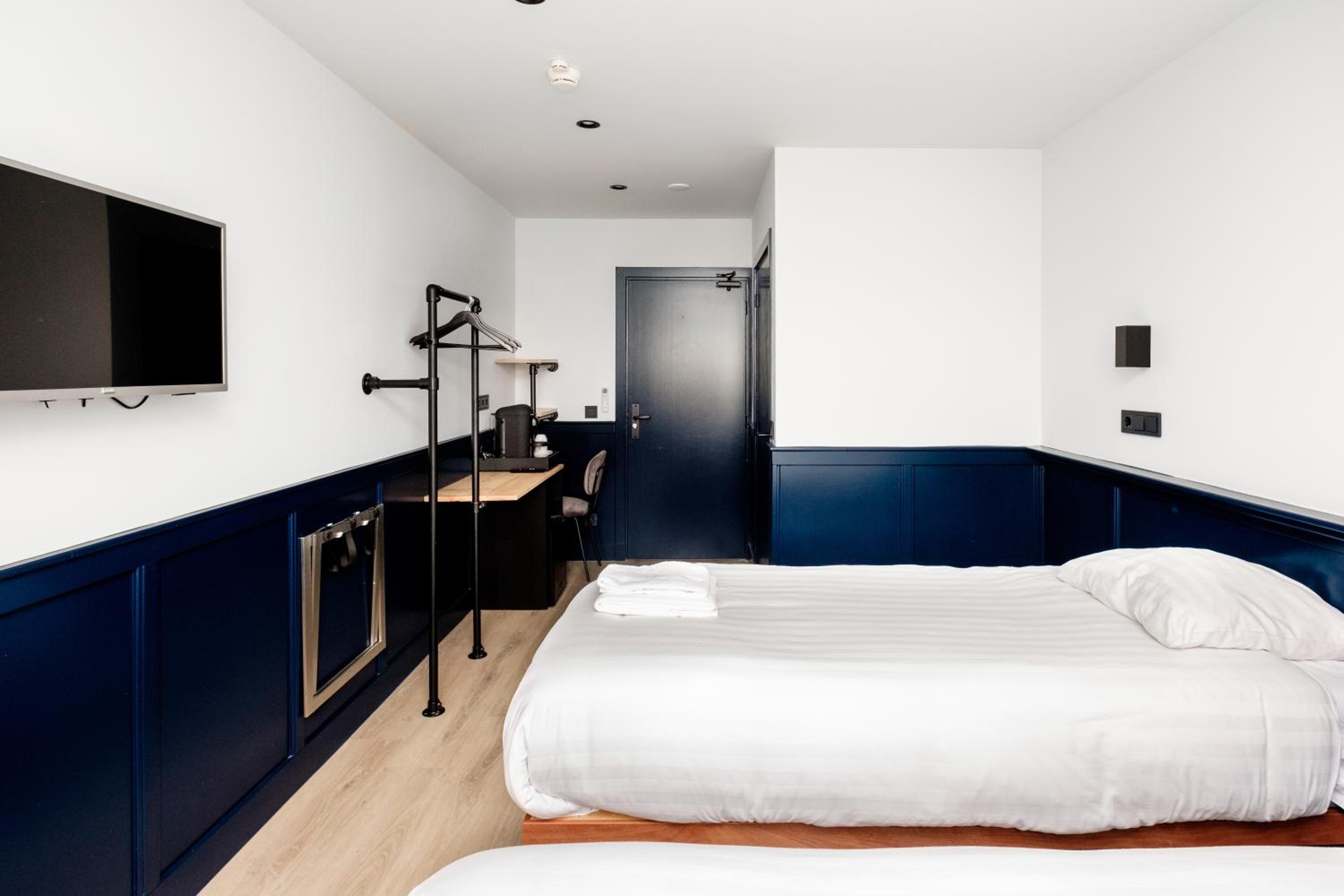 Twin Room - Photo 12