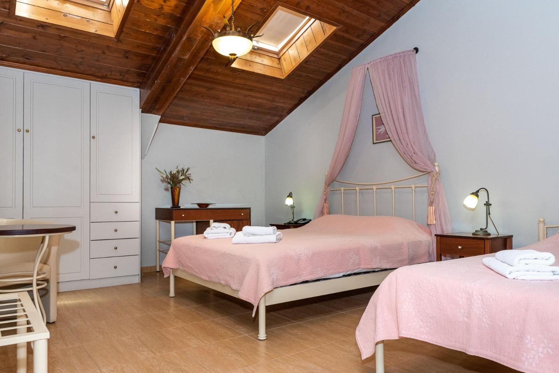 Economy Triple Room photo 3