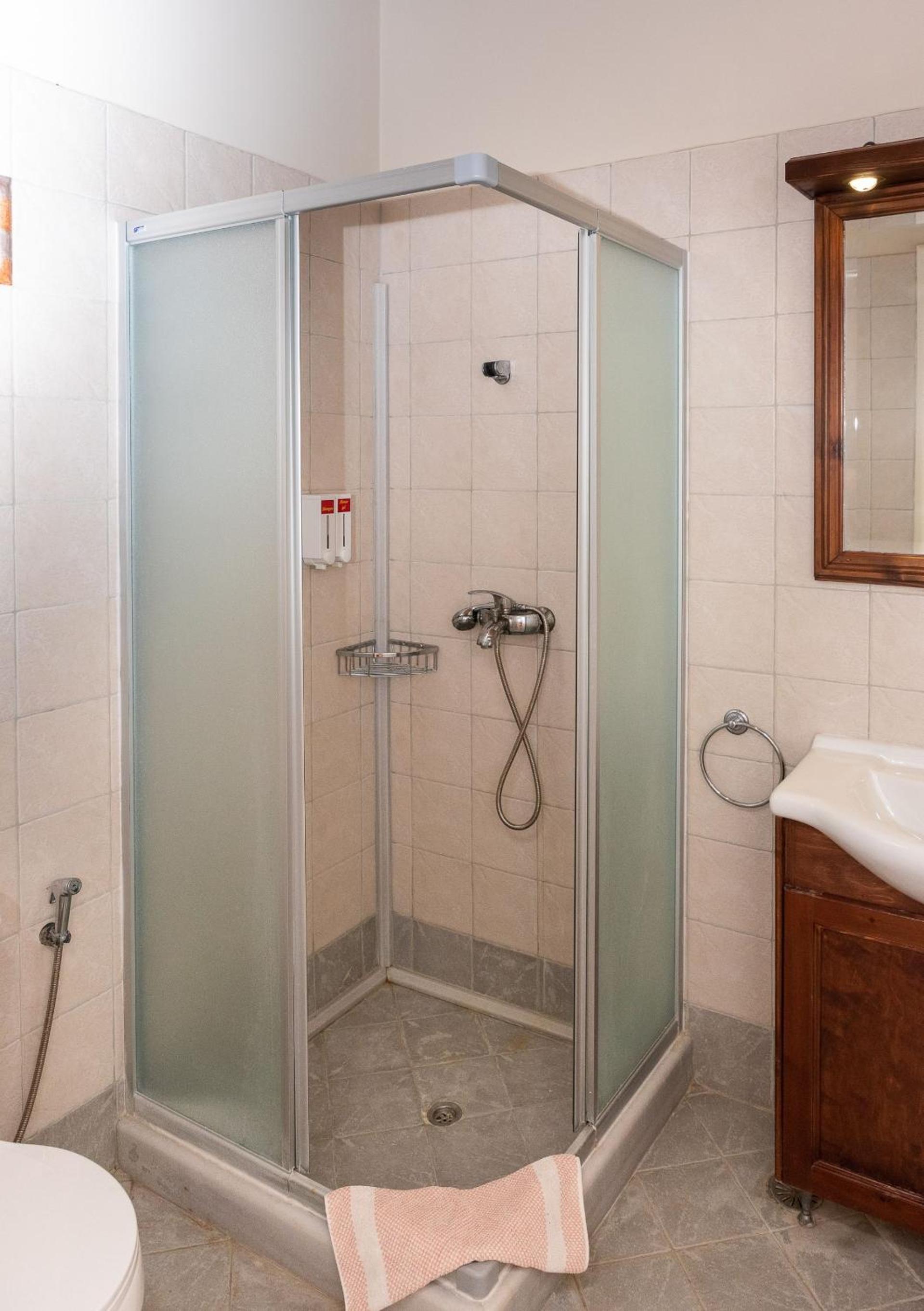 Double or Twin Room with Garden View - Photo 11