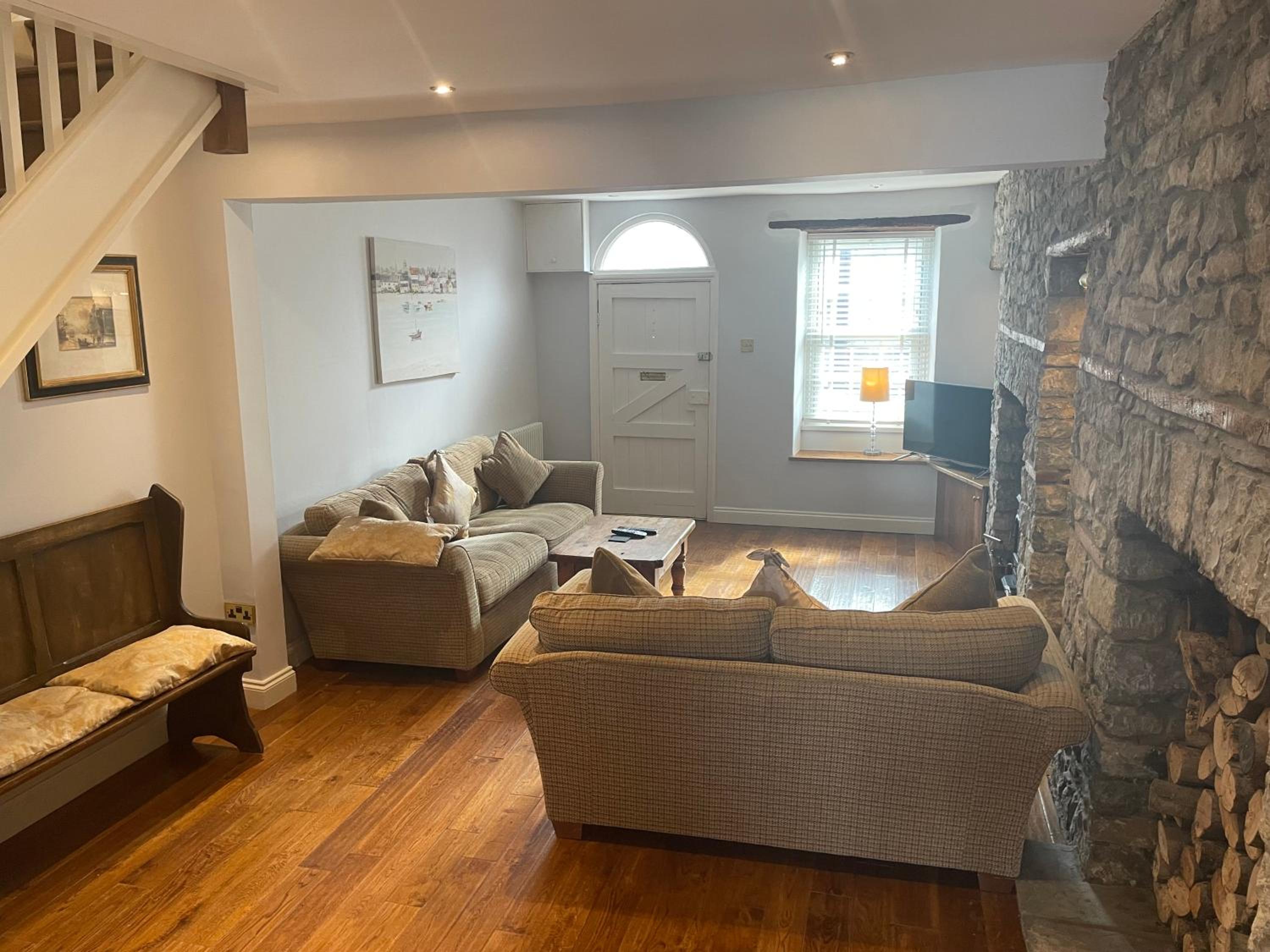 Two-Bedroom House - Photo 4