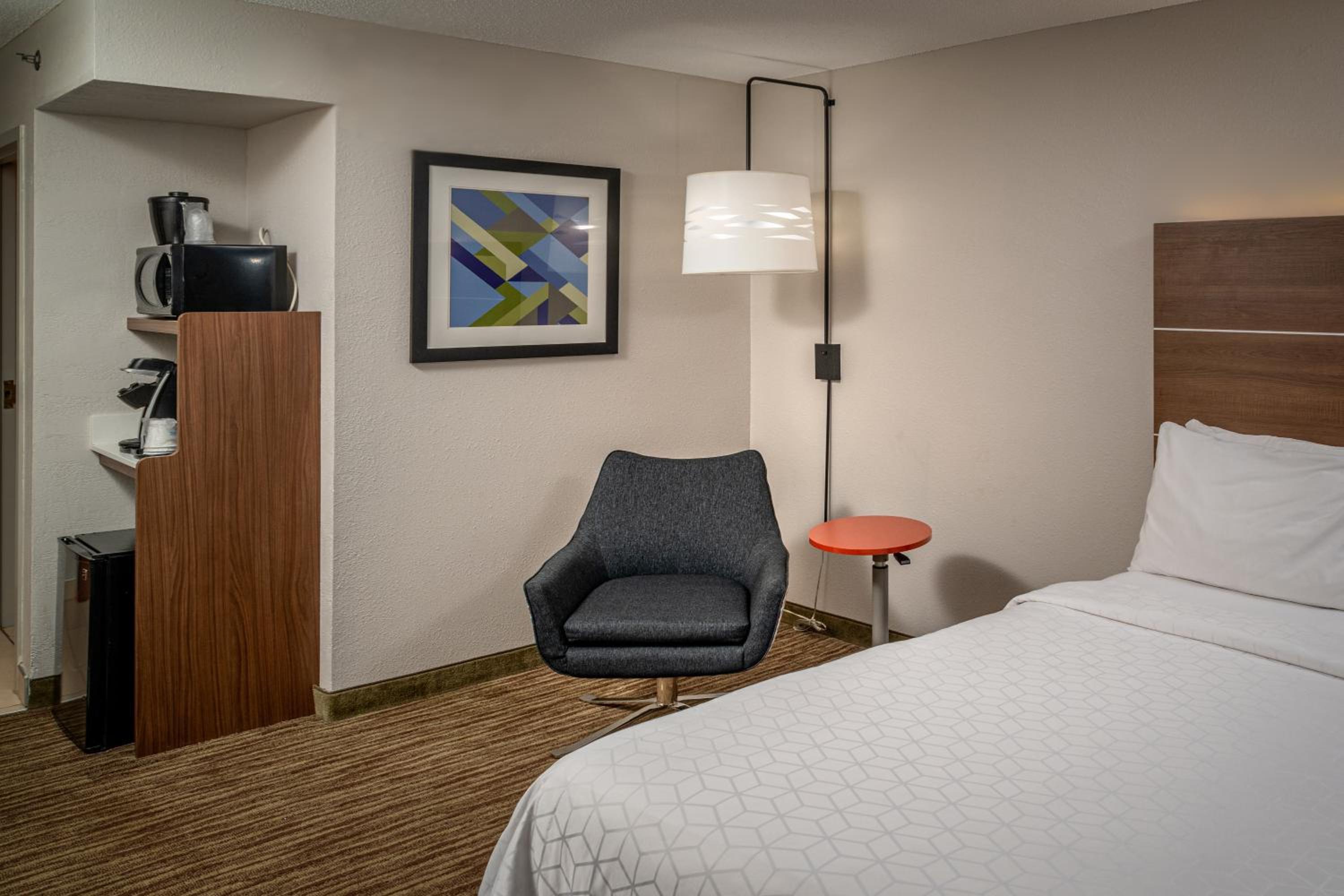 Standard Queen Room with Two Queen Beds - Communications Accessible - Photo 4