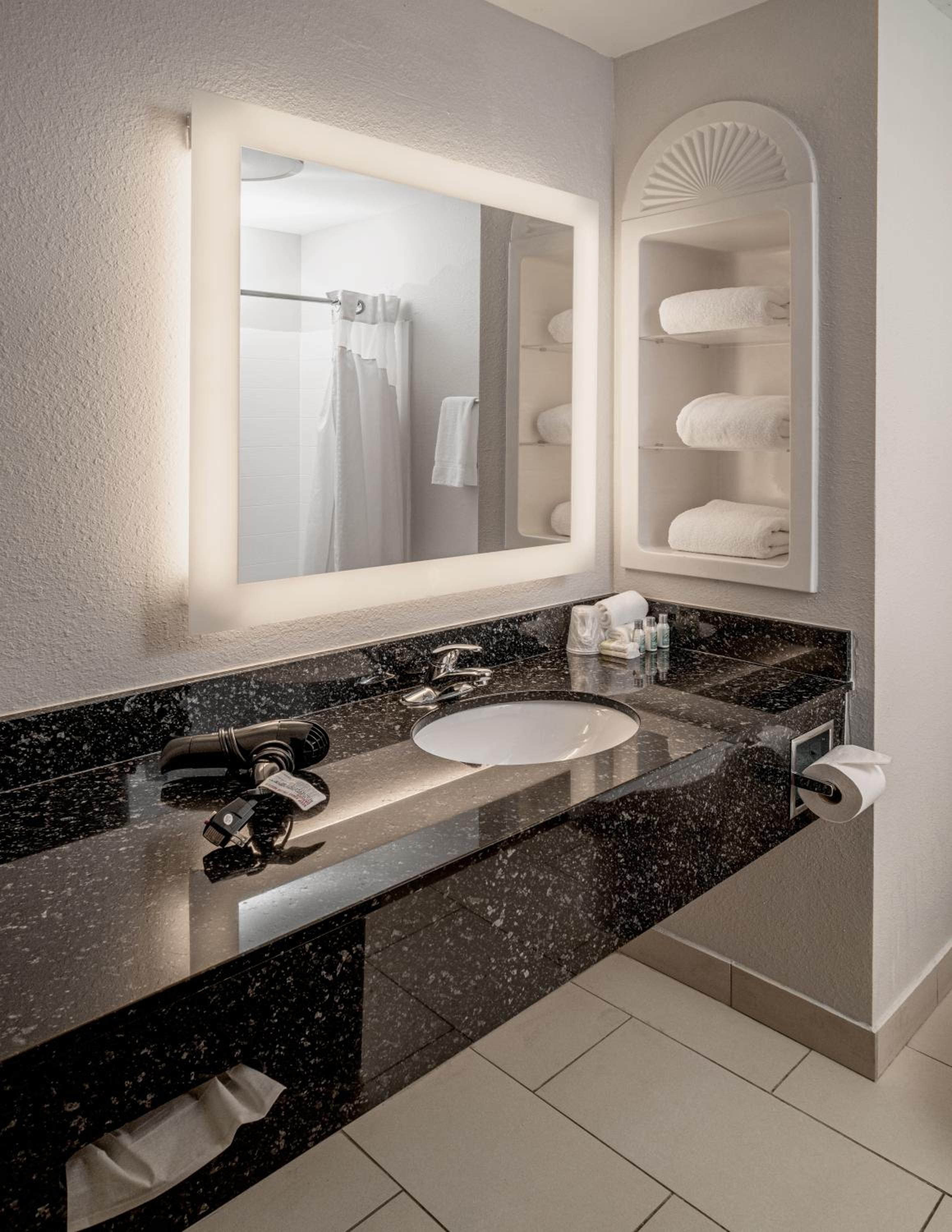 Standard King Room - Photo 7