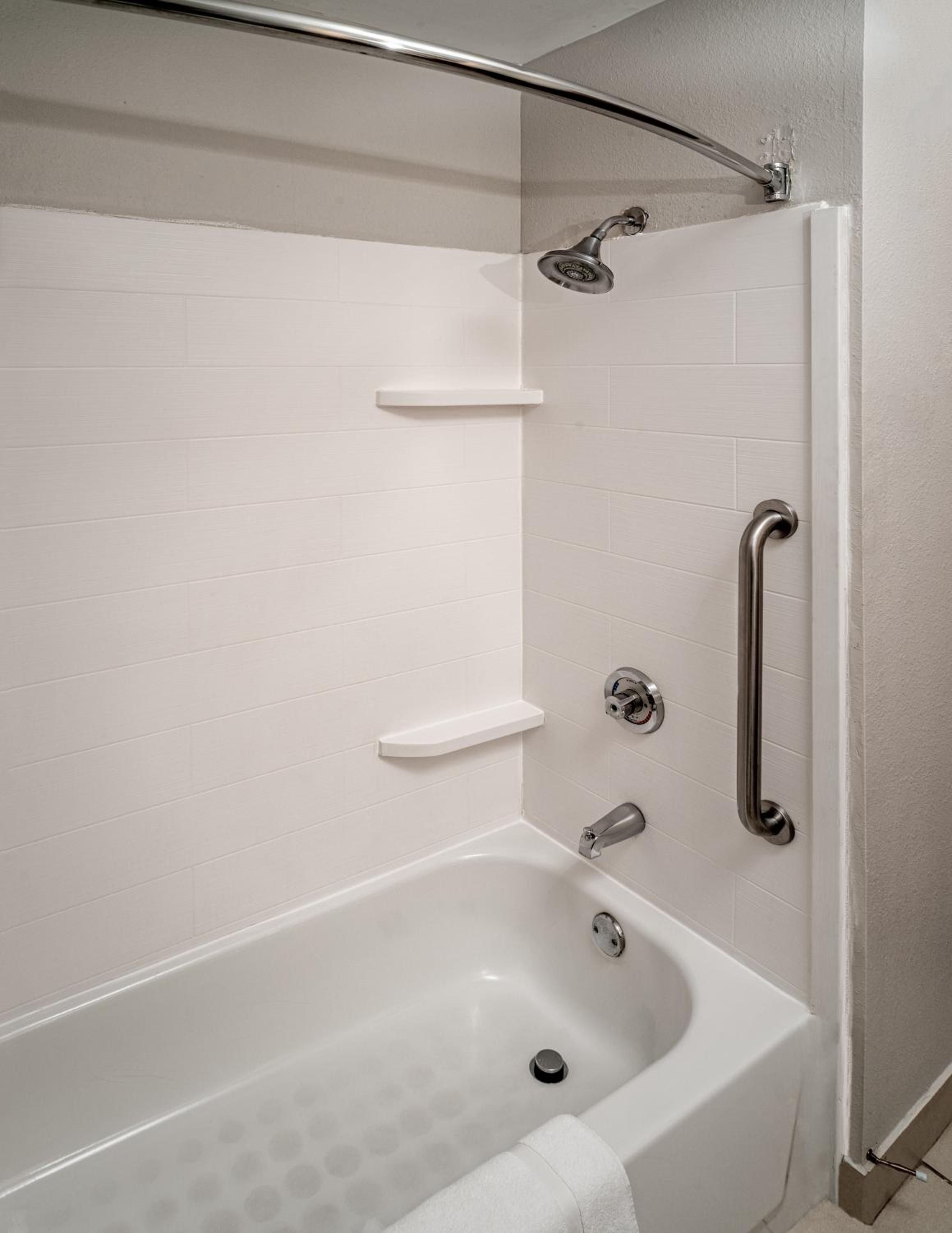 Standard King Room - Photo 9