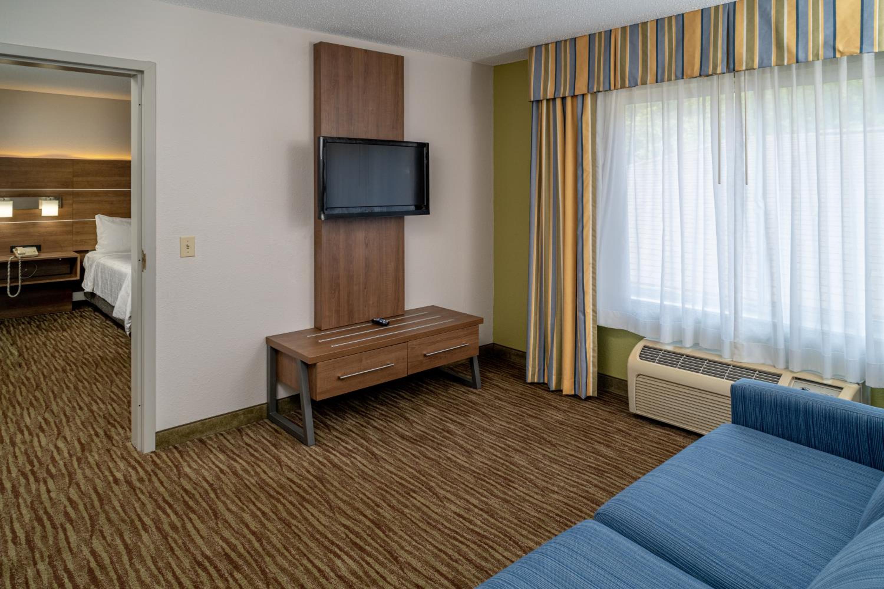 Queen Suite with Two Queen Beds - Photo 7