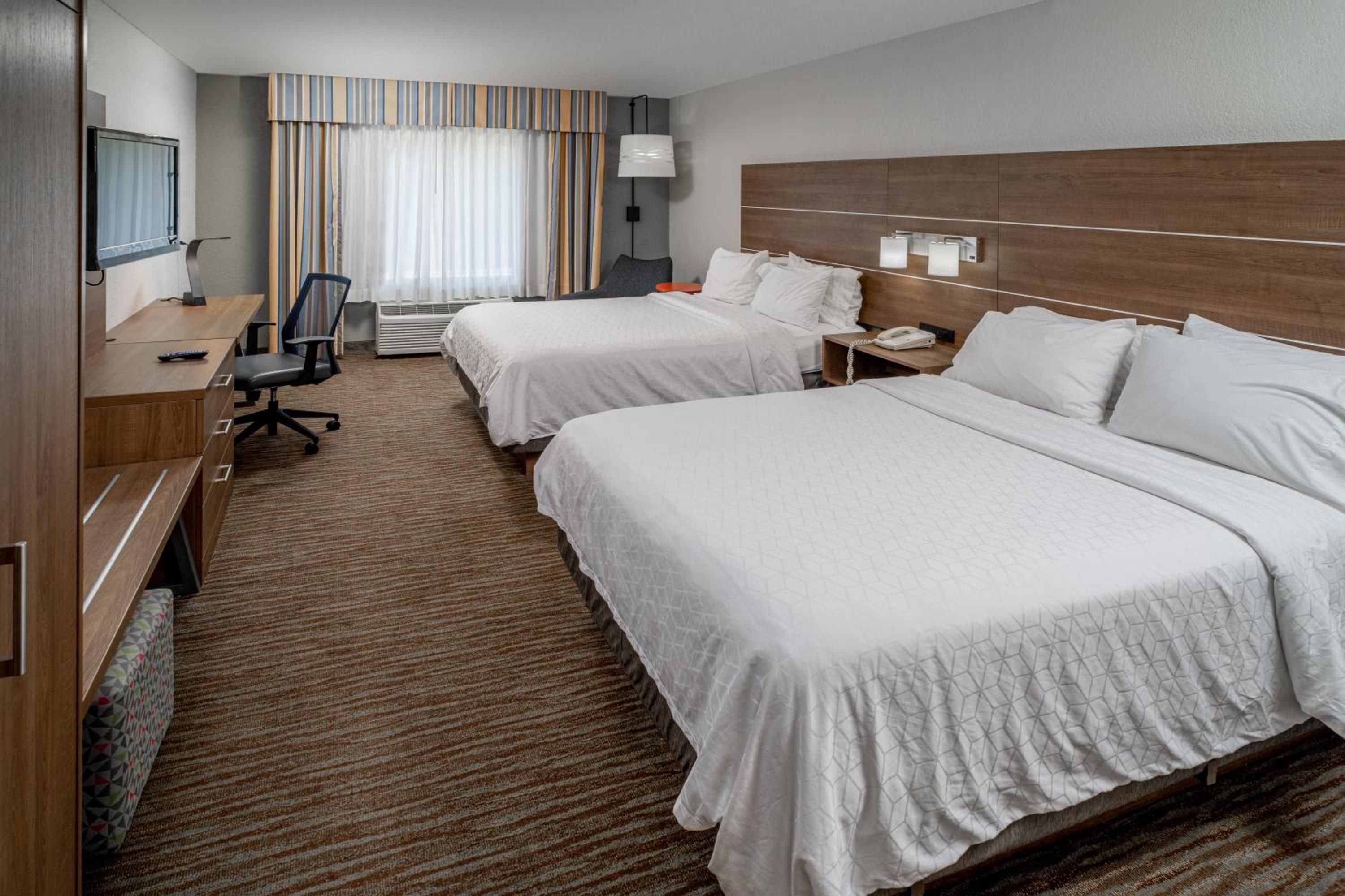 Standard Queen Room with Two Queen Beds - Communications Accessible - Photo 2