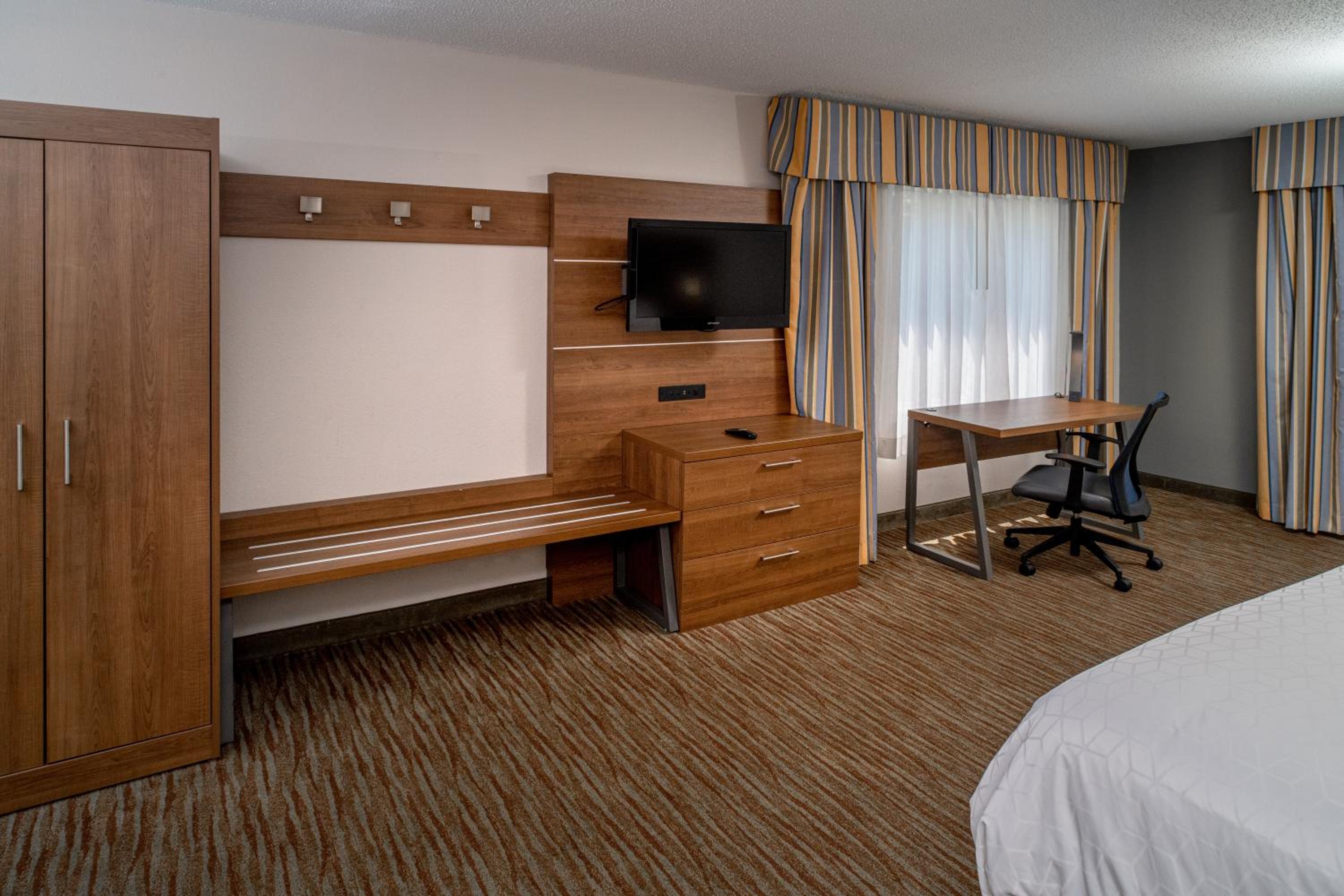King Room - Hearing Accessible - Non-Smoking - Photo 11