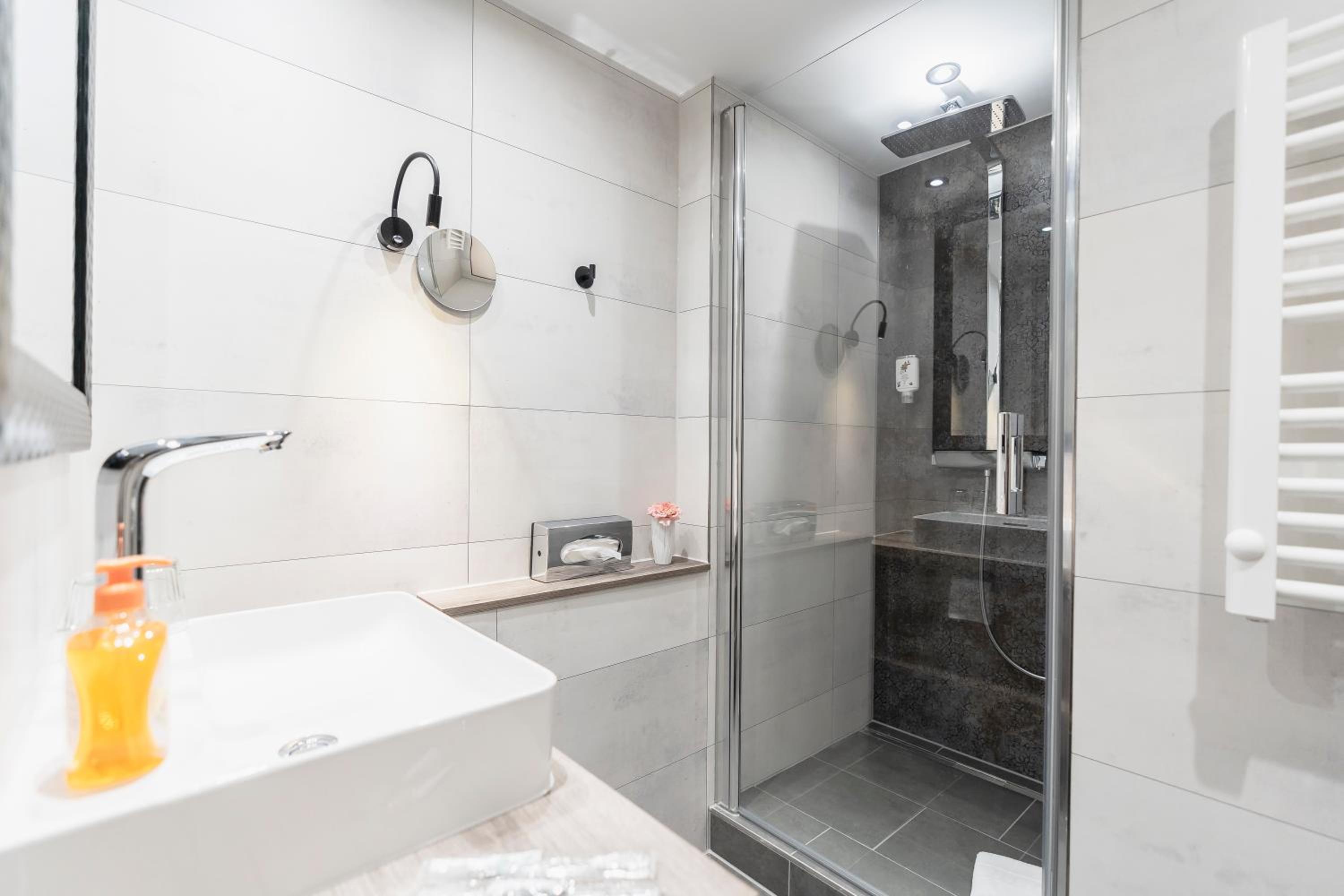 Premium Double Room - Photo 16