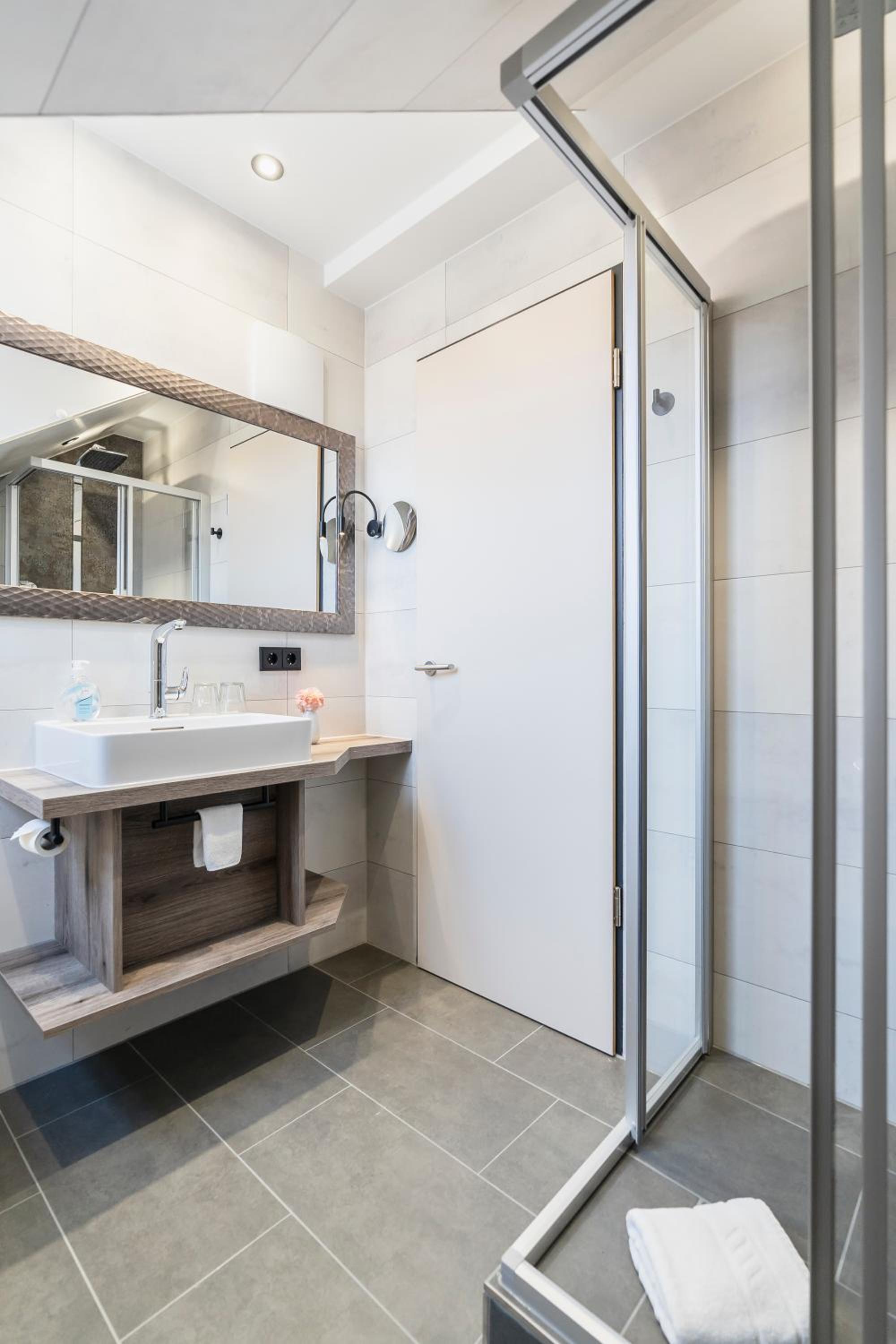 Premium Double Room - Photo 11