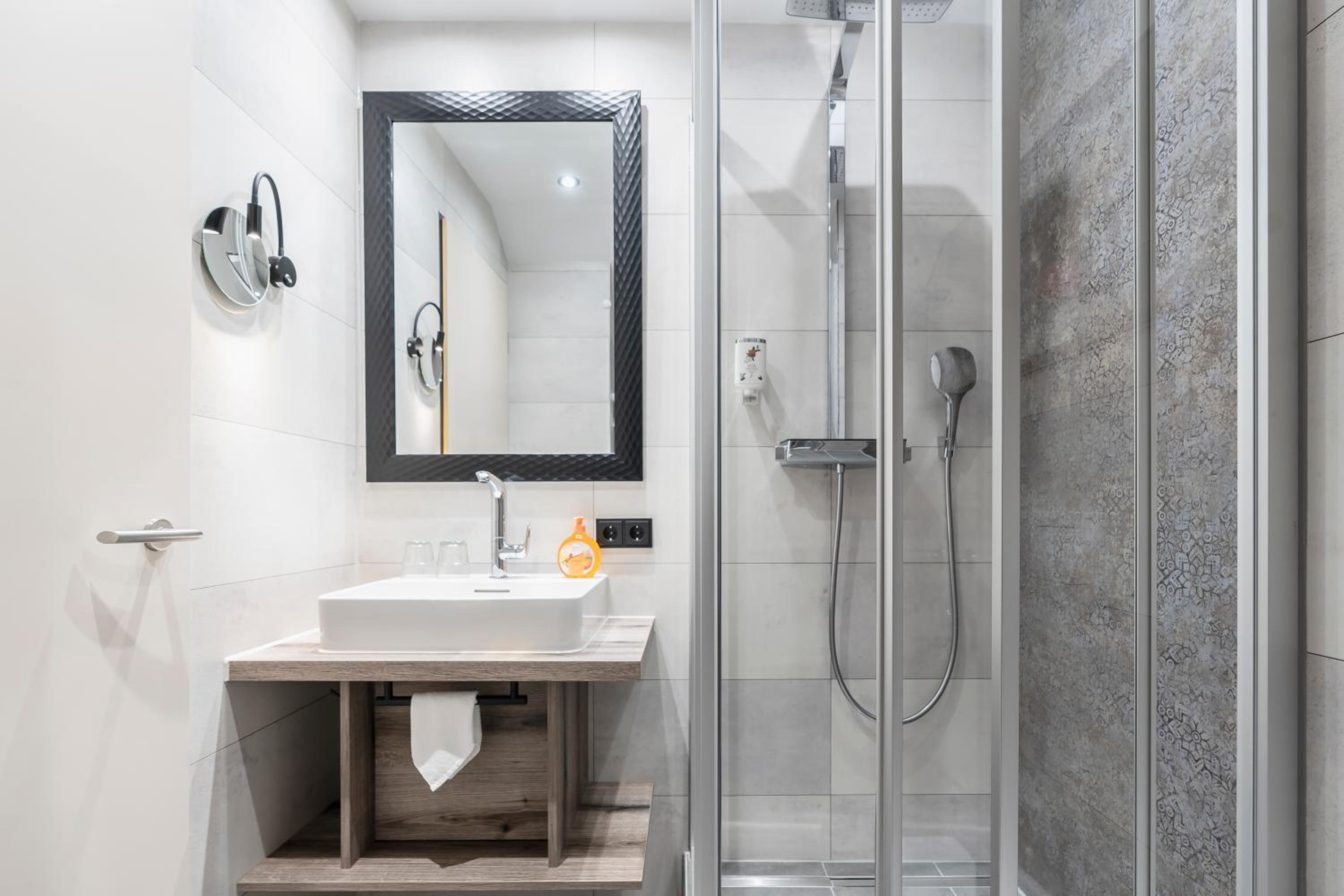 Premium Double Room - Photo 18
